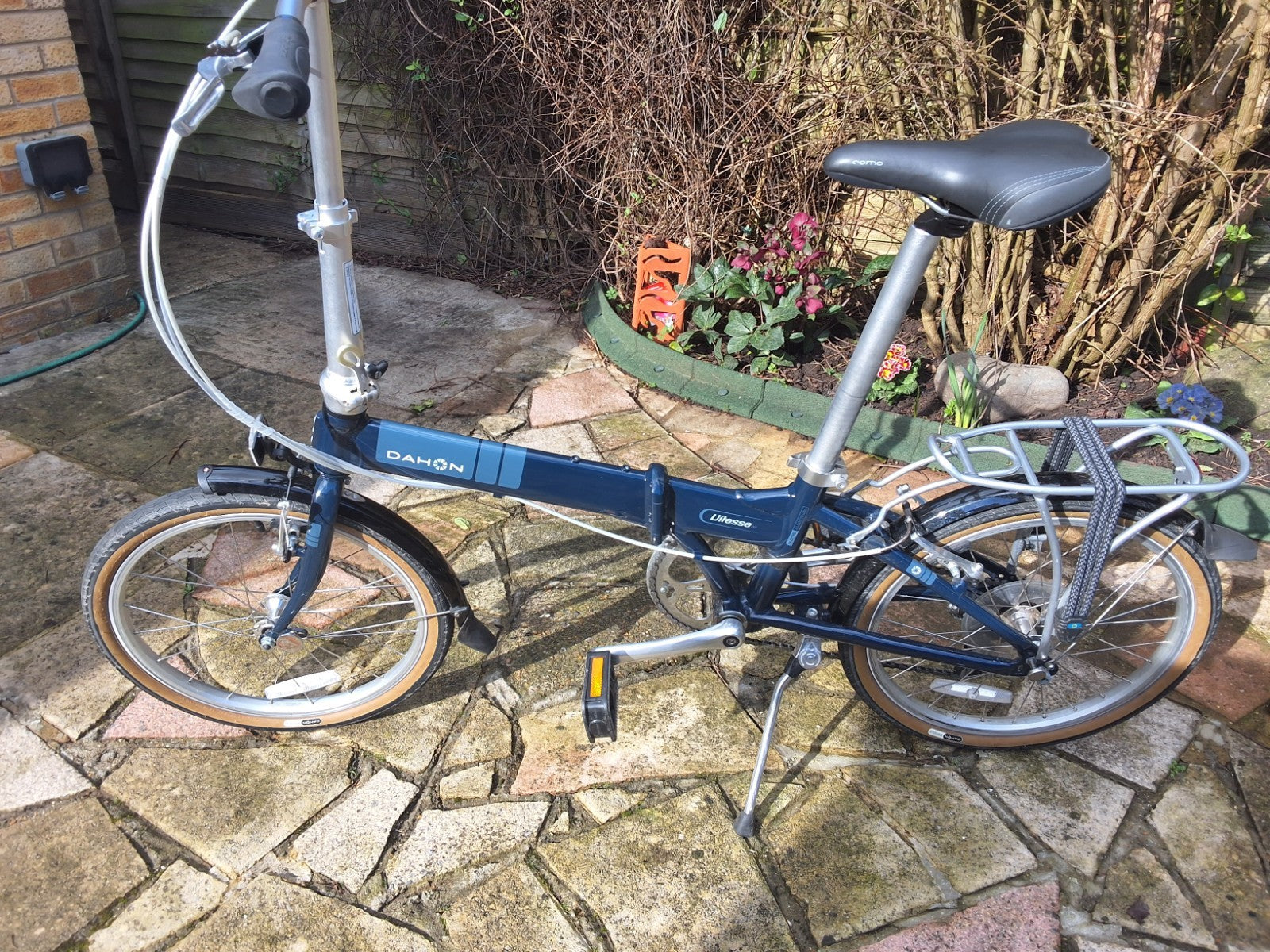 Pair of Dahon Vitesse D7  Aluminium Folding Bikes 7 Speed with Carry bags