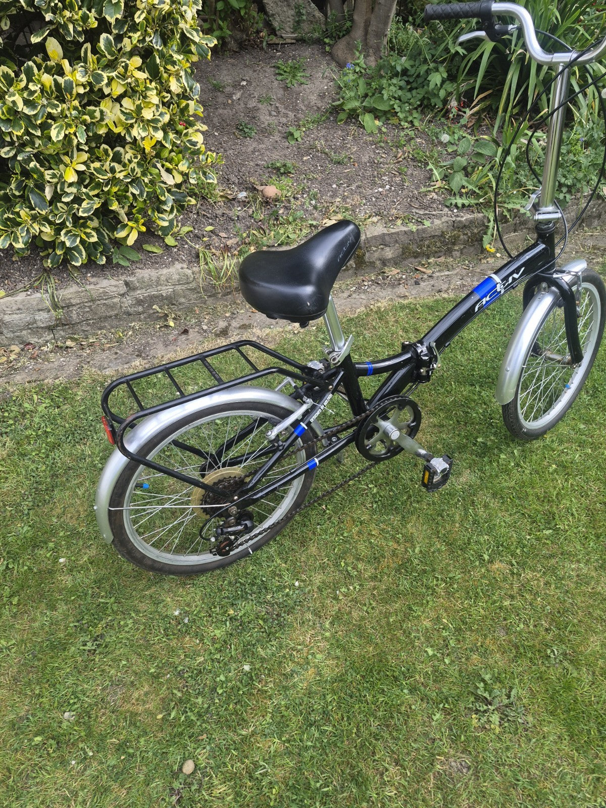Raleigh FOLD 06 Folding Bike 20" Black/Silver, 6 Speed, Mudguards, Rear Rack