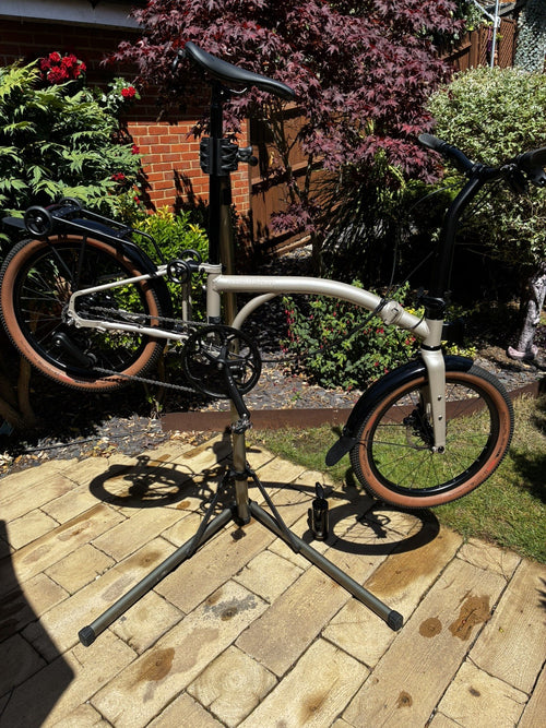 2025 Brompton G Line (Medium) – Traildust White with Roller Rack & Bag Included