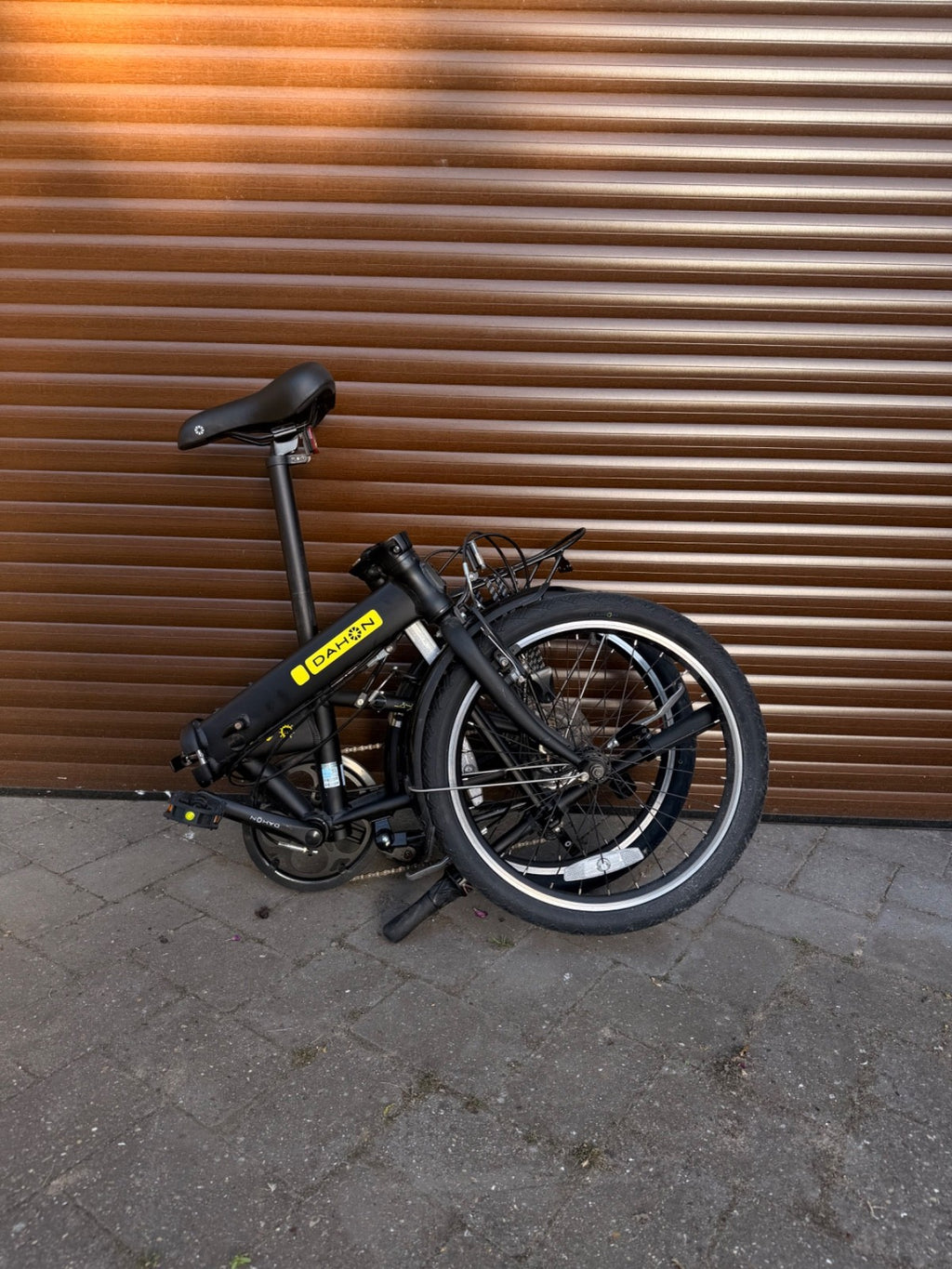 Dahon Hit 20" Wheels 11.6 kg Compact Unisex Matt Black Folding Bike {Alt Pedals}
