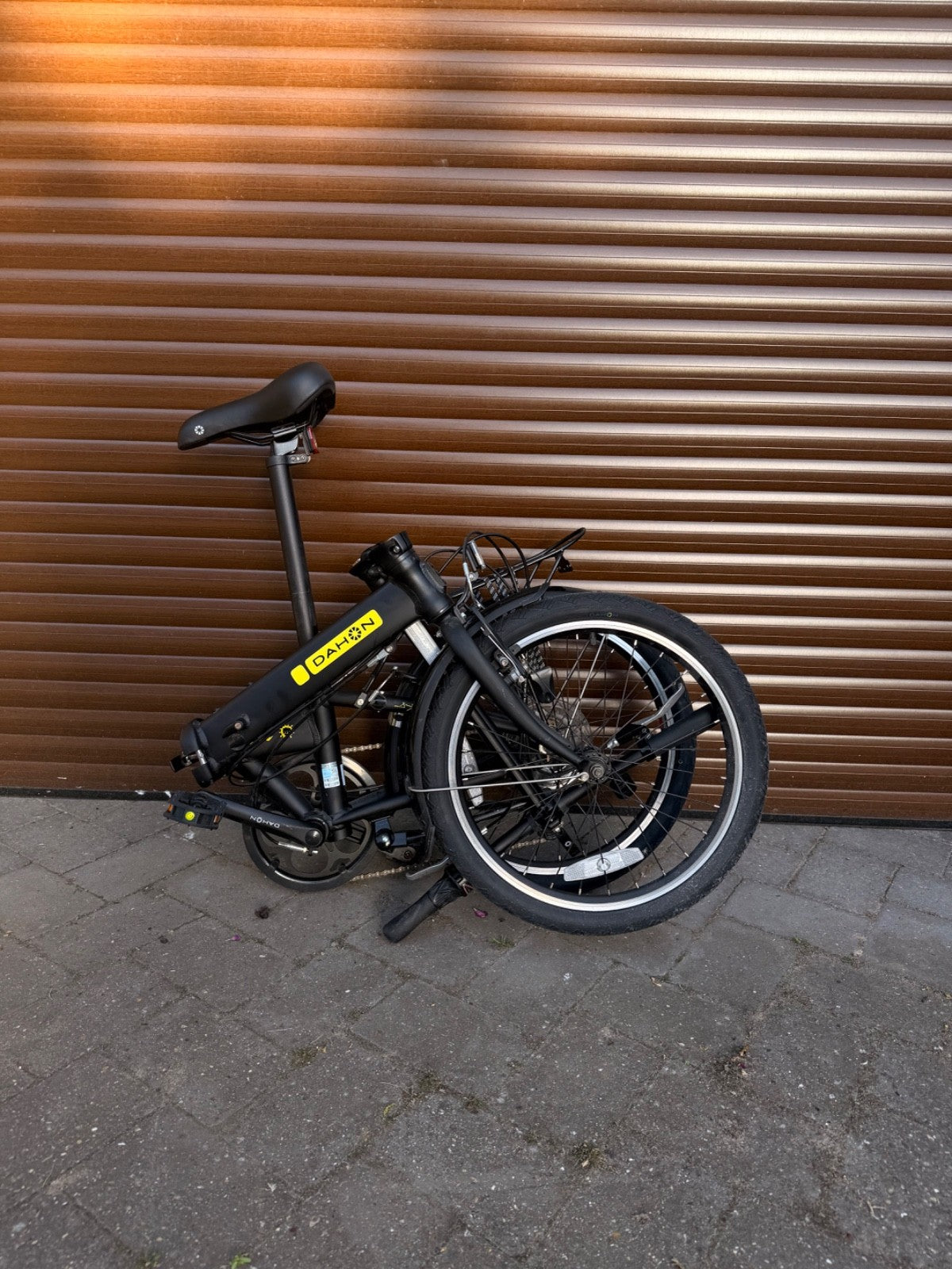 Dahon Hit 20" Wheels 11.6 kg Compact Unisex Matt Black Folding Bike {Alt Pedals}