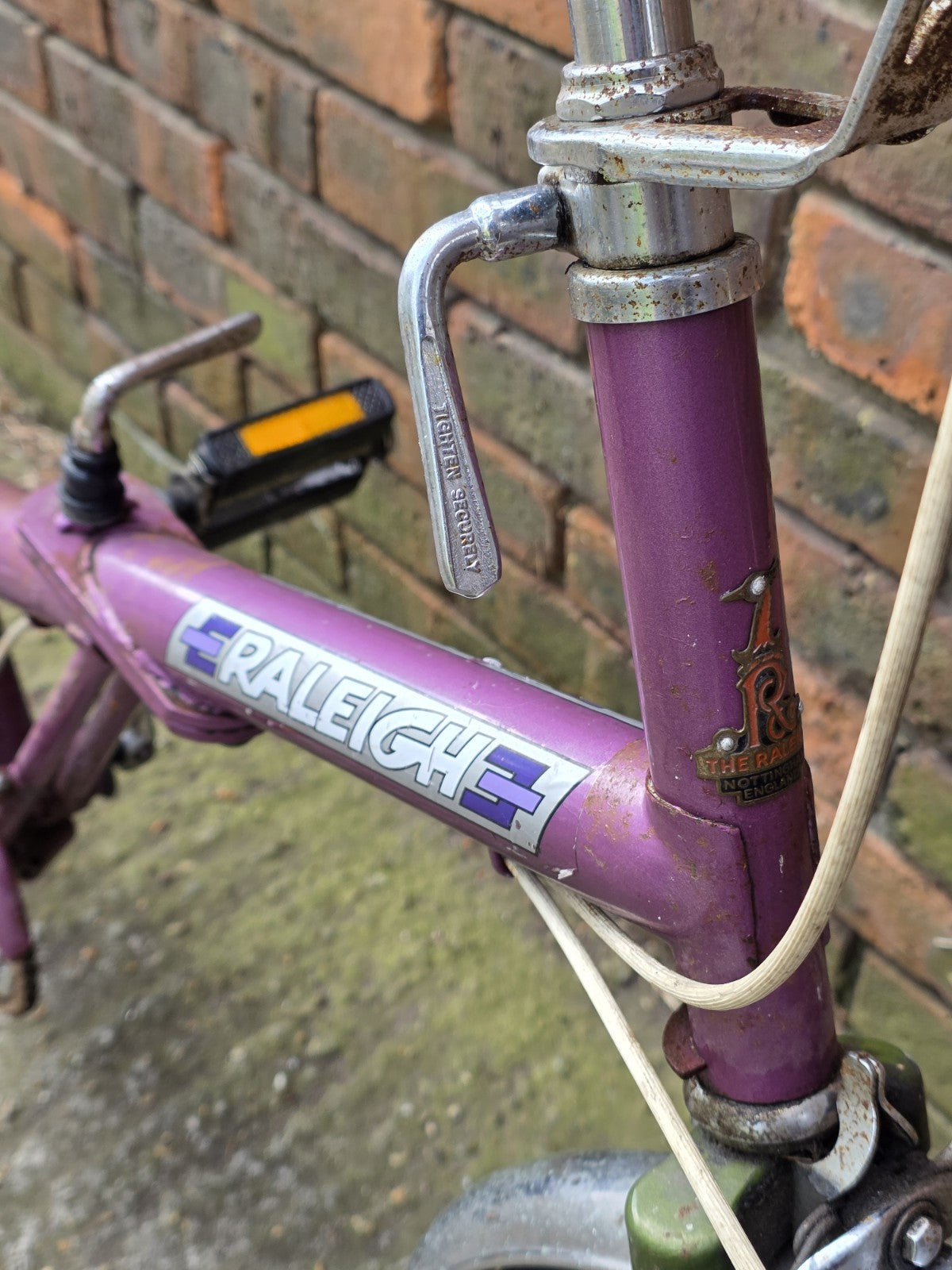 1970's VINTAGE Raleigh Stowaway FOLDING Bike (17" FRAME SIZE w/ 20" WHEELS)