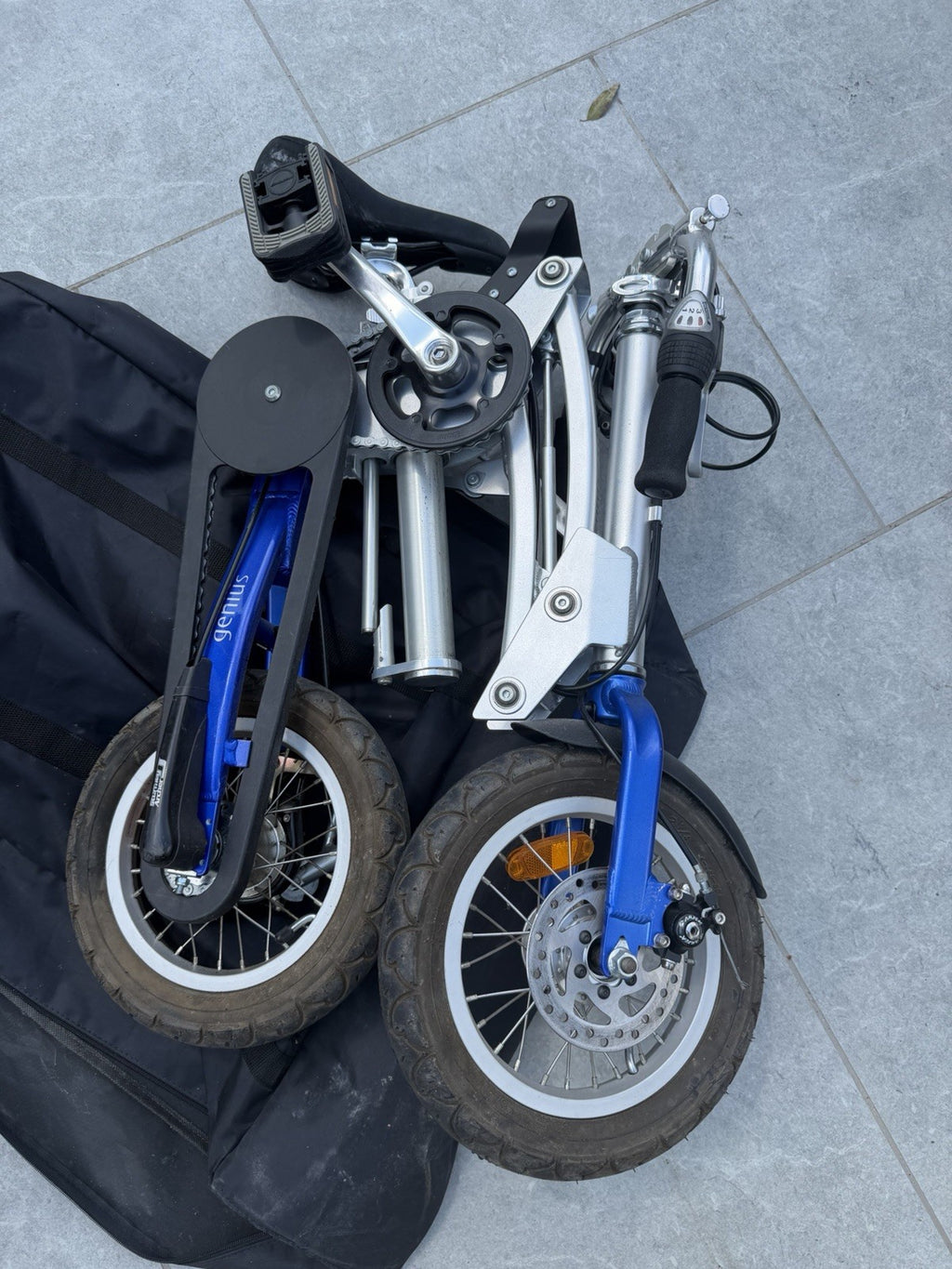 MOBIKY GENIUS FOLDING BIKE WITH BAG , DISC BRAKES