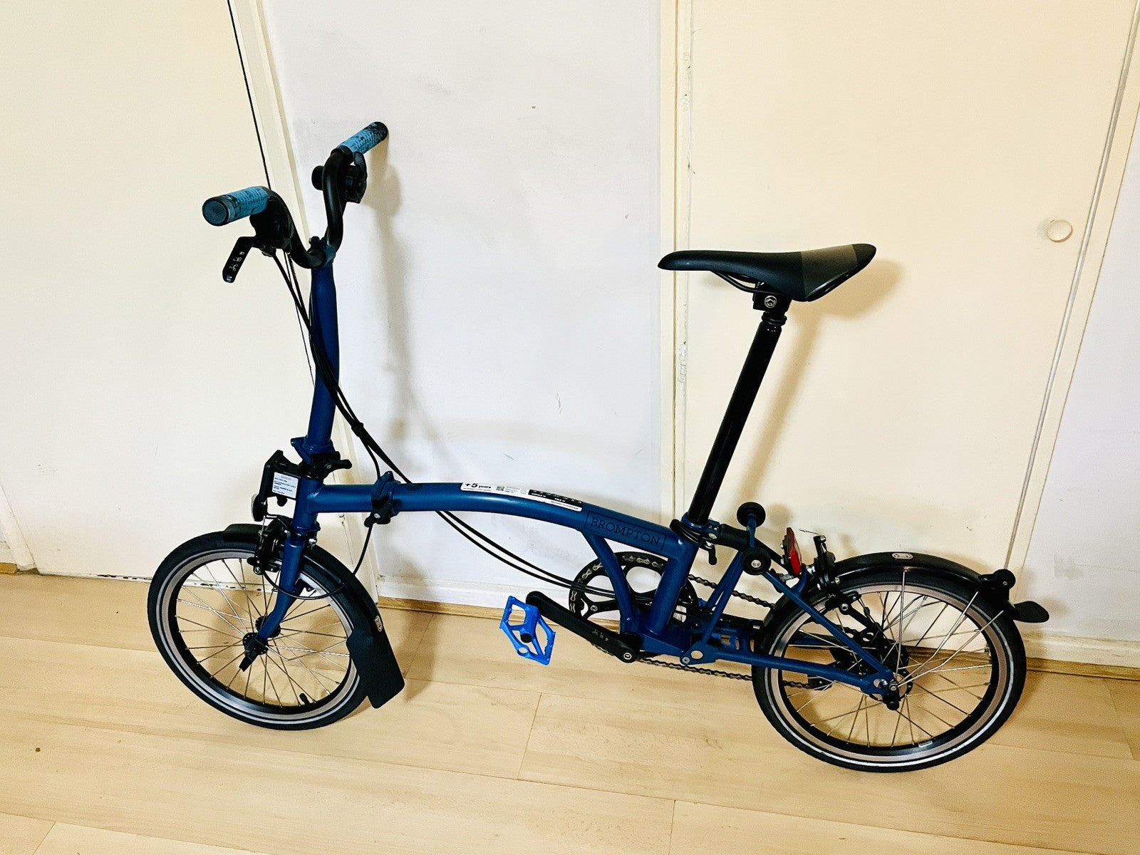 Brompton C Line Explore, 6-Speed, Nerazzurro, Black Ed, Mid Handlebar 24/2025
