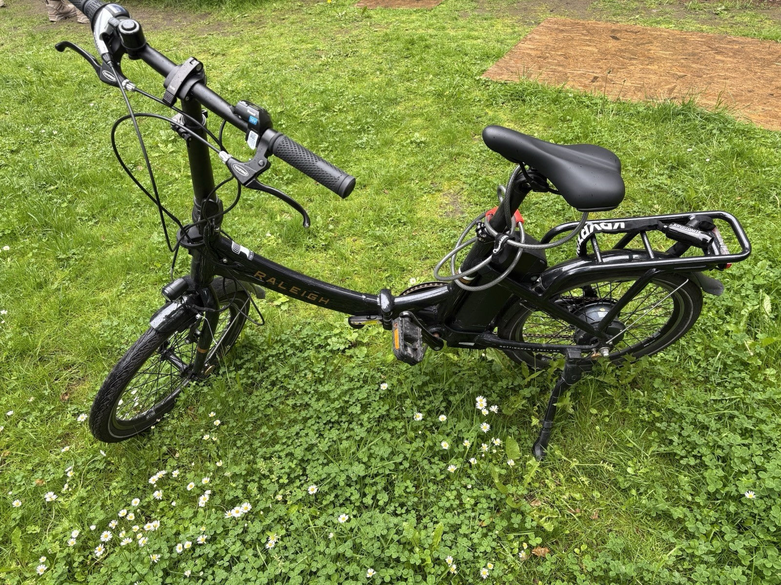 Raleigh Black 20in Folding Bike V-Brakes Twist Grip, Rear Rack & Mudguards