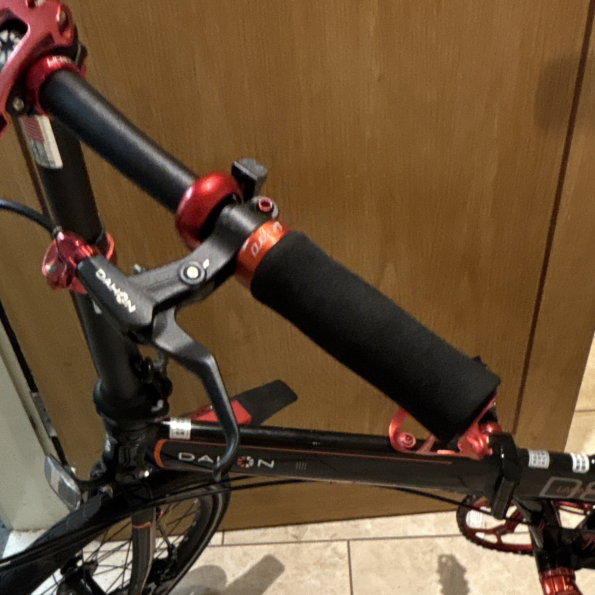Dahon D8 20in Folding Bike 8-Speed Mechanical Disc, Mudguards, Black/Red