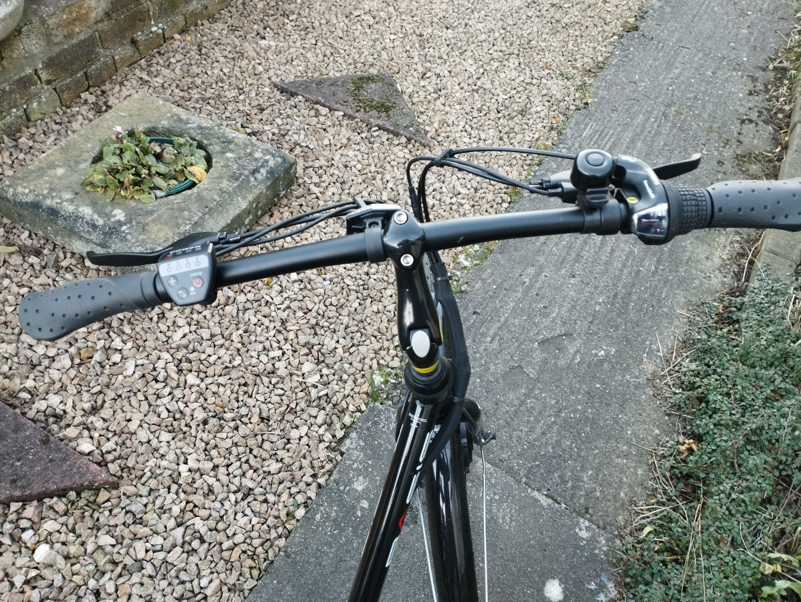 Folding Bike Commuter 700c Wheel 9.6Ah Battery Black Red Basis Hybrid