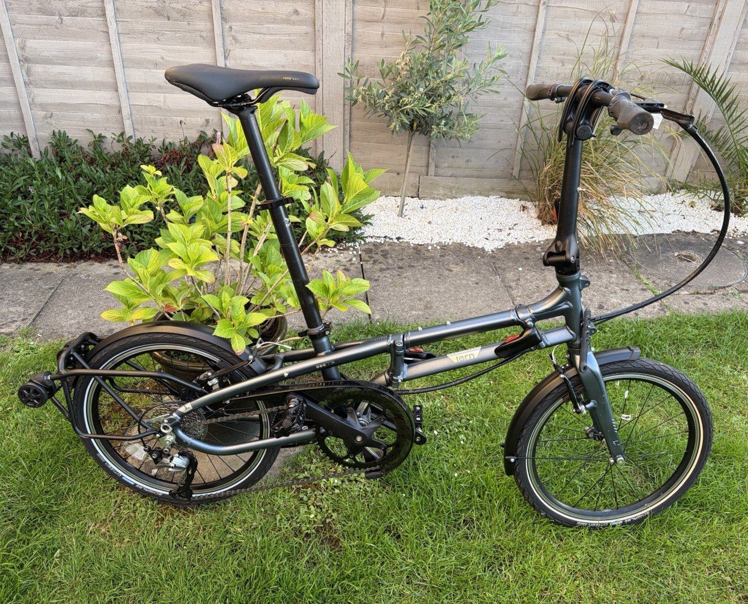 Tern BYB P8 20in Folding Bike 8-Speed Grey/Black Rear Rack Mudguards