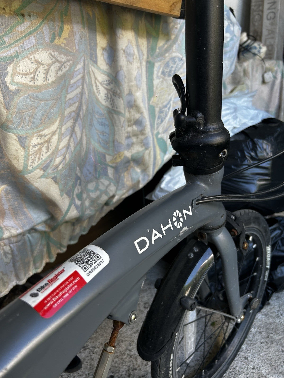 Dahon EEZZ D3 folding bicycle