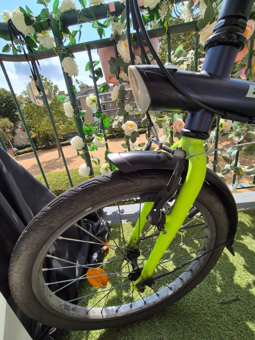 B’TWIN Hoptown 320 20in Folding Bike 6 Speed Blue/Green Mudguards Kickstand