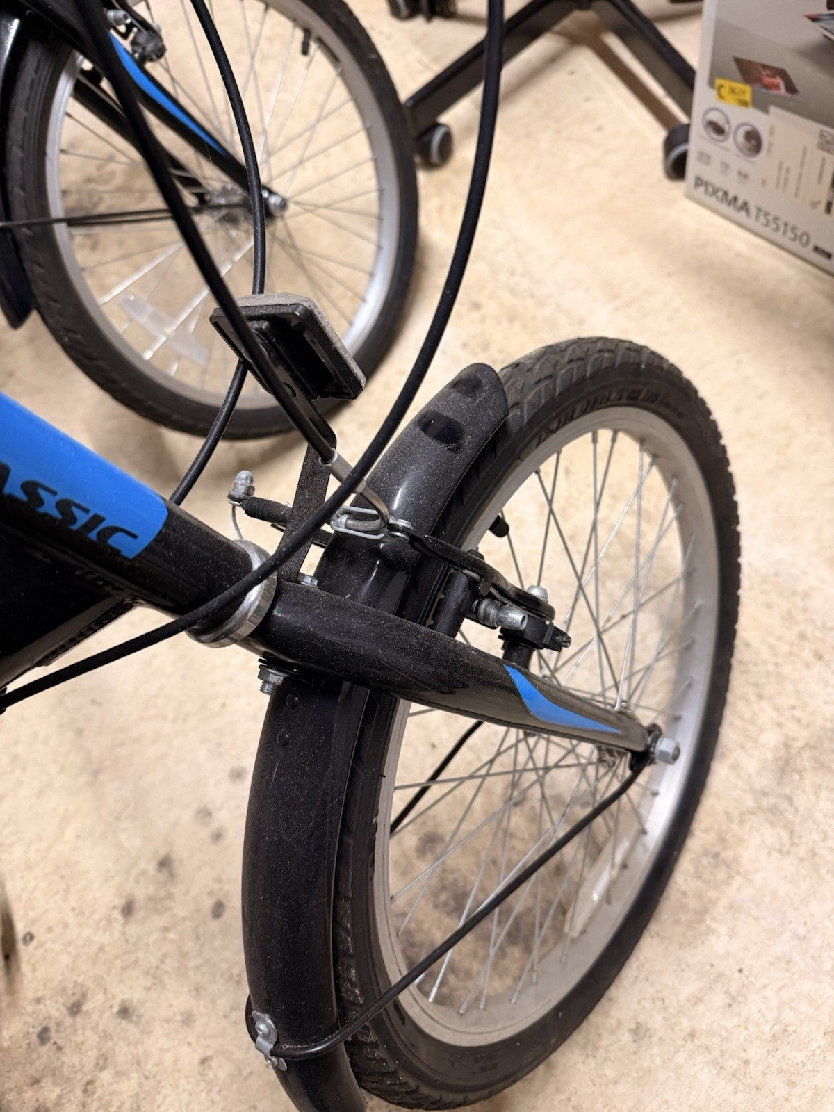 2 X Classic saker folding bikes + bike floor pump