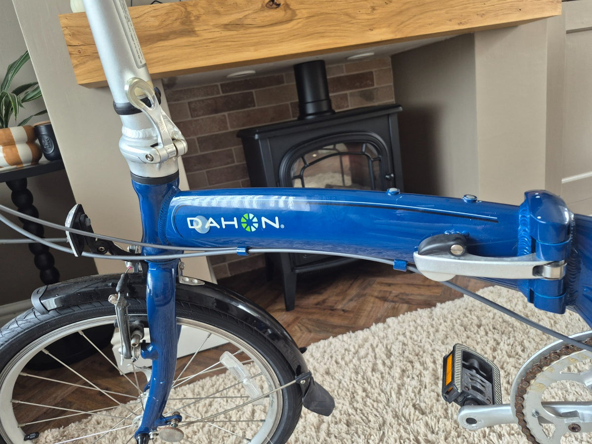 Dahon 2007 MU P8 Folding Bike. Comes with stand and pump in the saddle housing