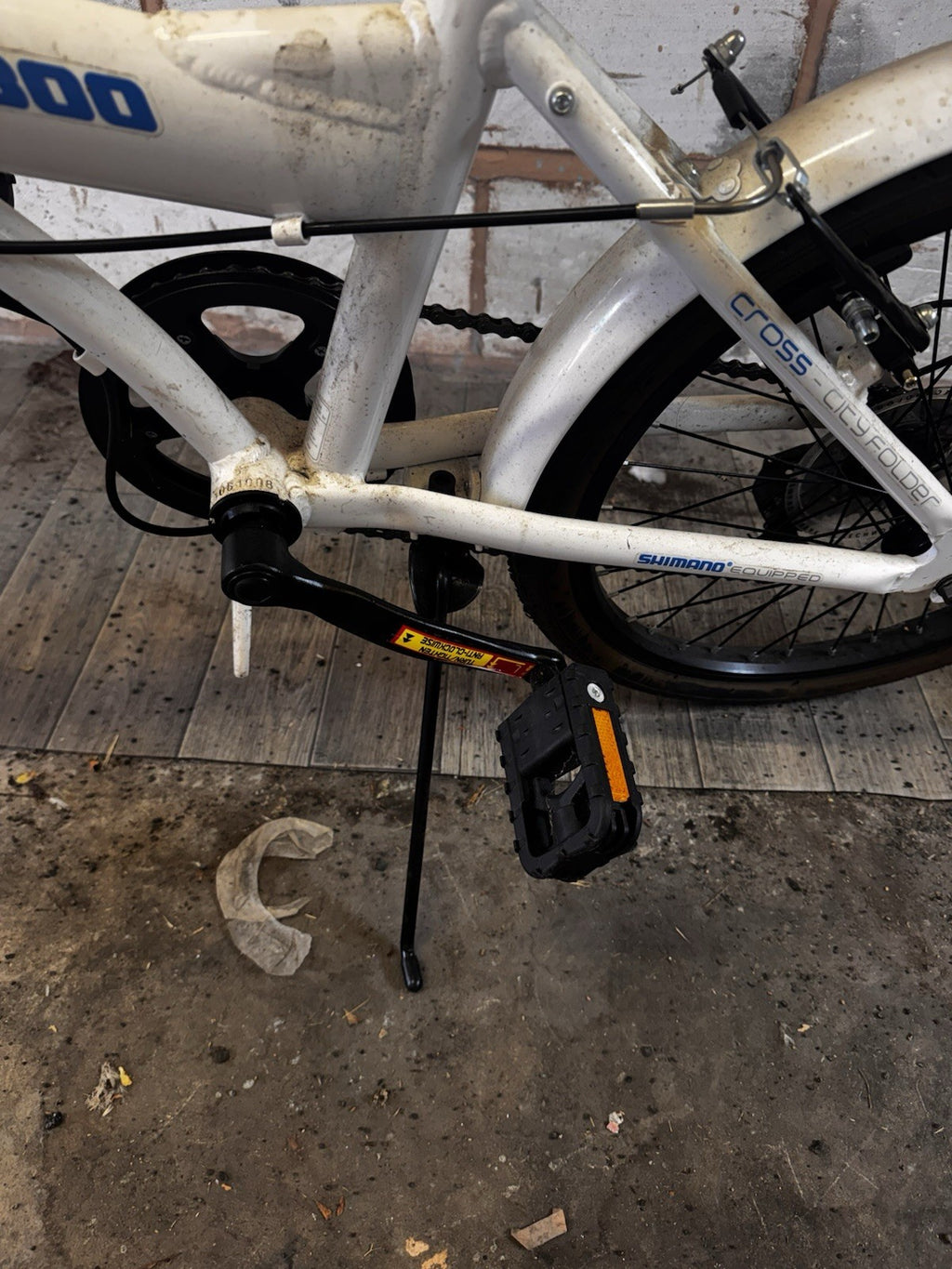 Cross CRF300 20in Folding Bike 6-Speed Shimano Derailleur Grip Shifter White