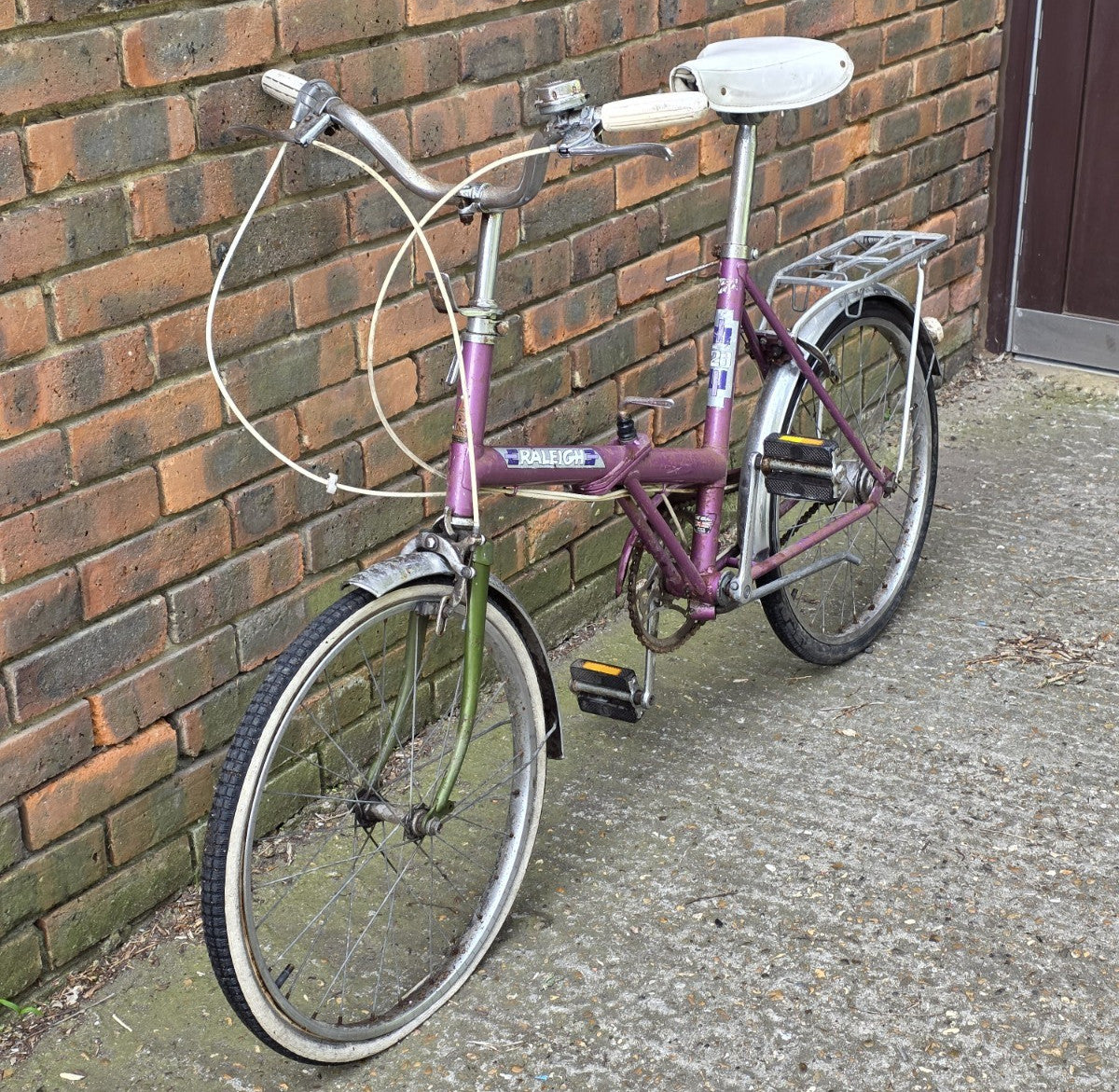 1970's VINTAGE Raleigh Stowaway FOLDING Bike (17" FRAME SIZE w/ 20" WHEELS)