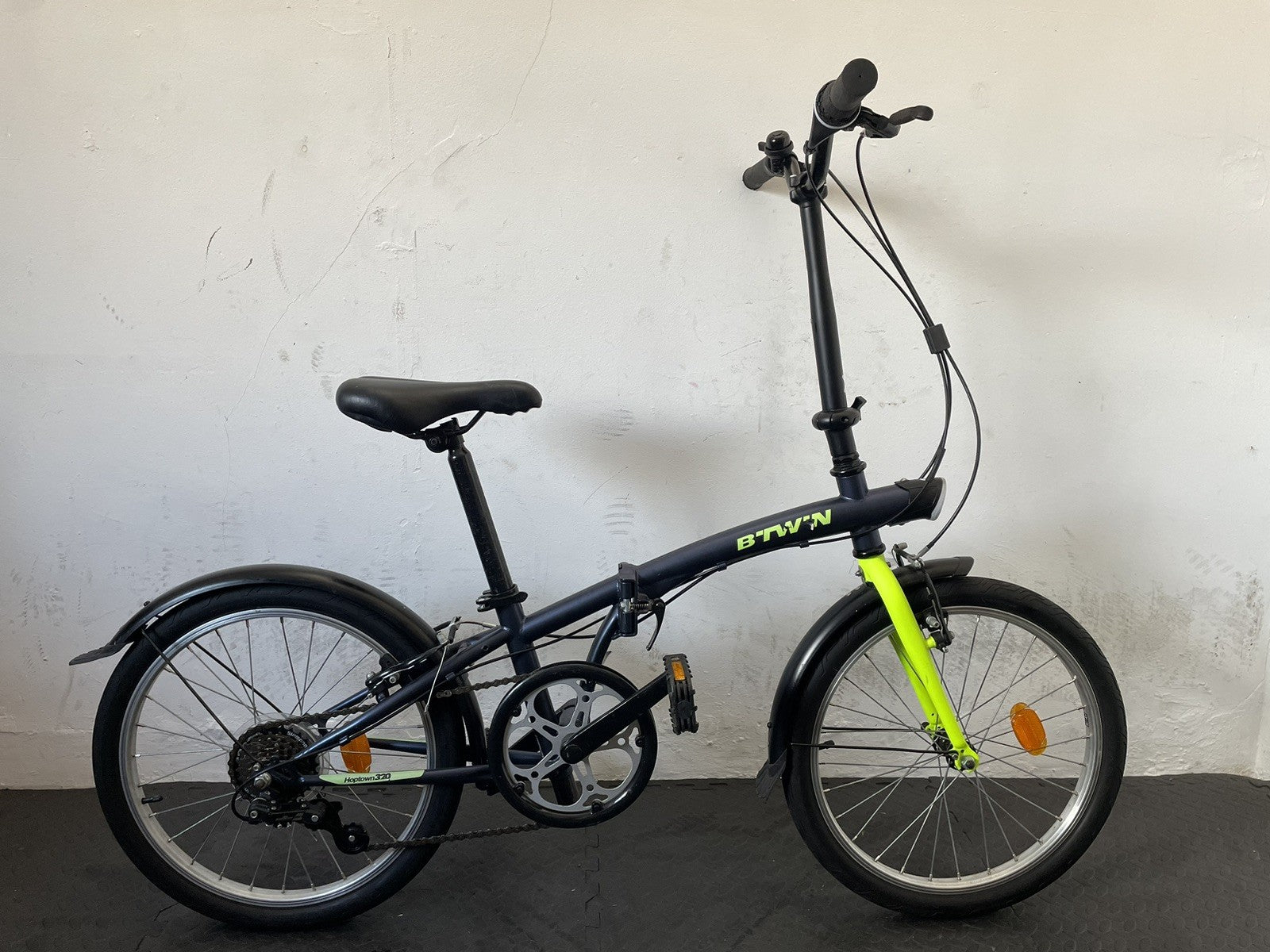 B Twin Tilt 120 Folding Bike 20 Inch Wheels. 6 Speed Matt Navy And Neon.
