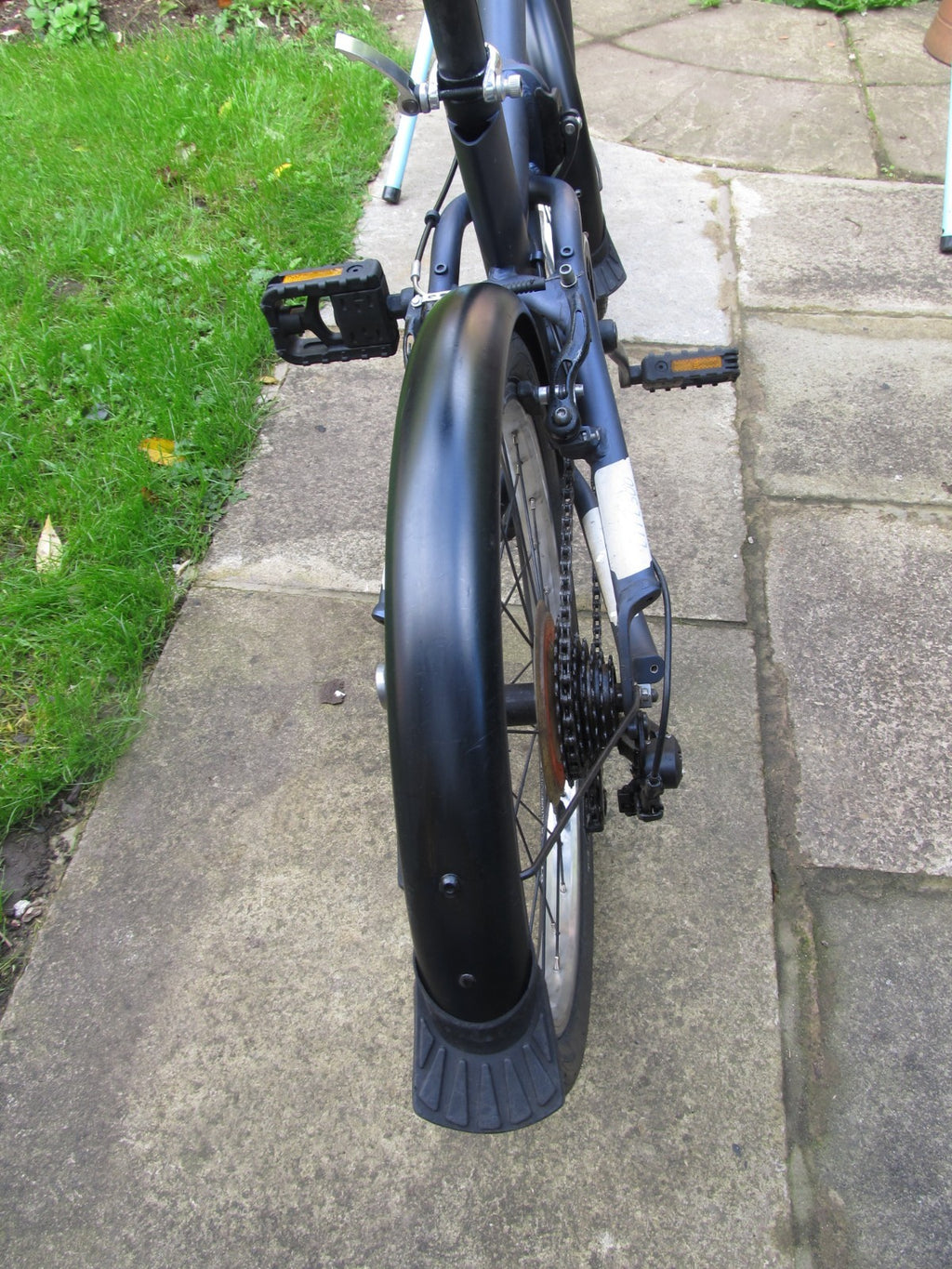 BIKE - FOLDING BIKE - 20 " WHEELS  - UNISEX - VERY GOOD CONDITION