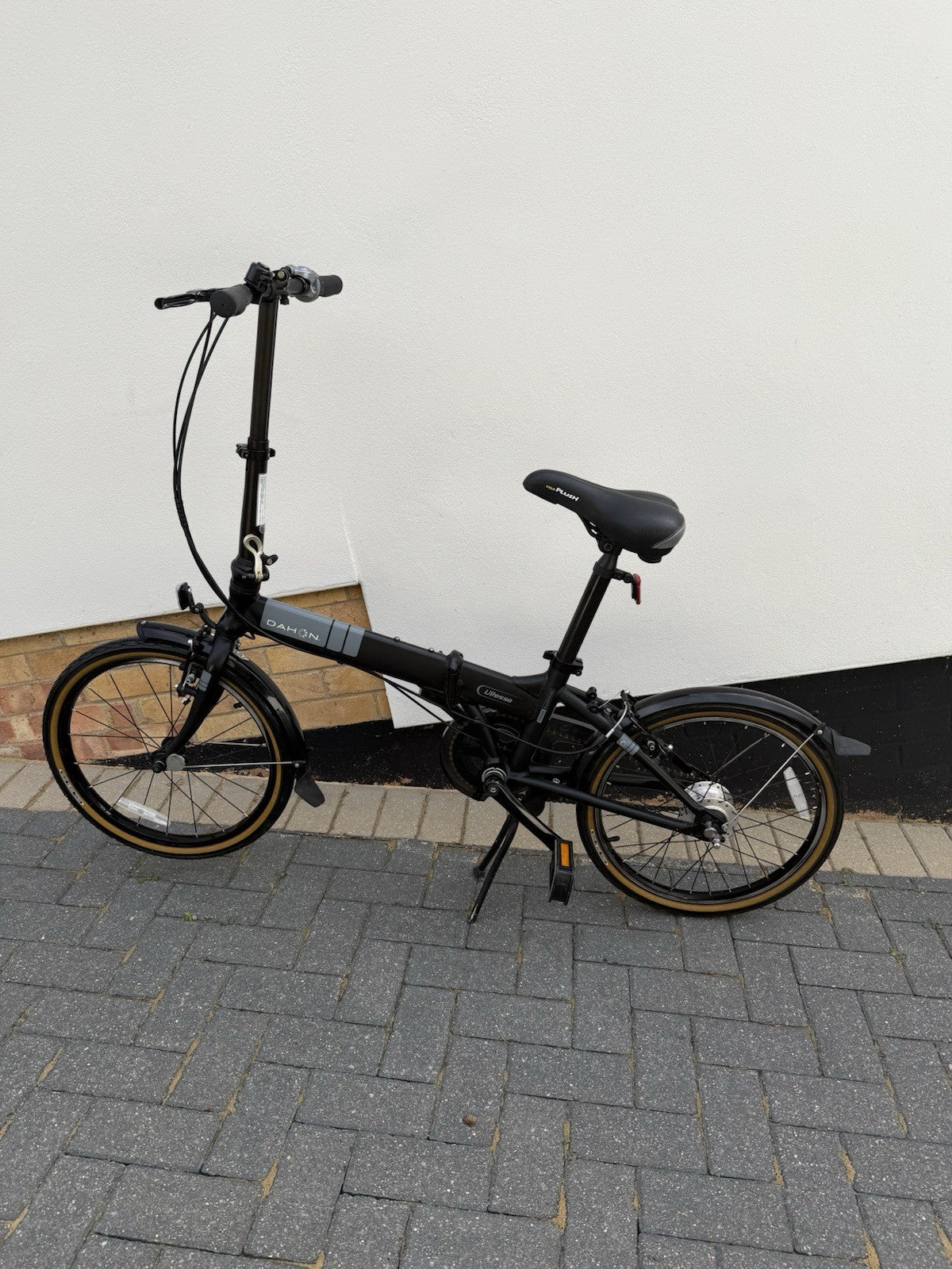 DAHON Vitesse 20in Folding Bike Black/Grey 7-Speed Aluminium V-Brake Mudguards