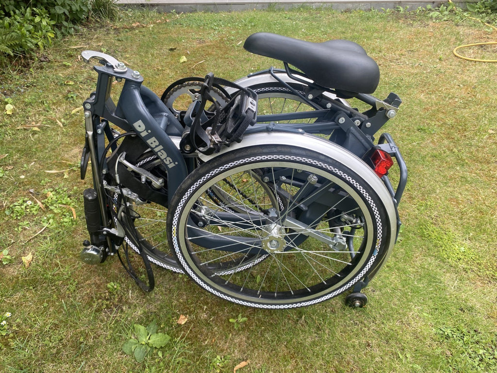 Di Blasi folding bike R32 model. Black bike in used but in great condition.