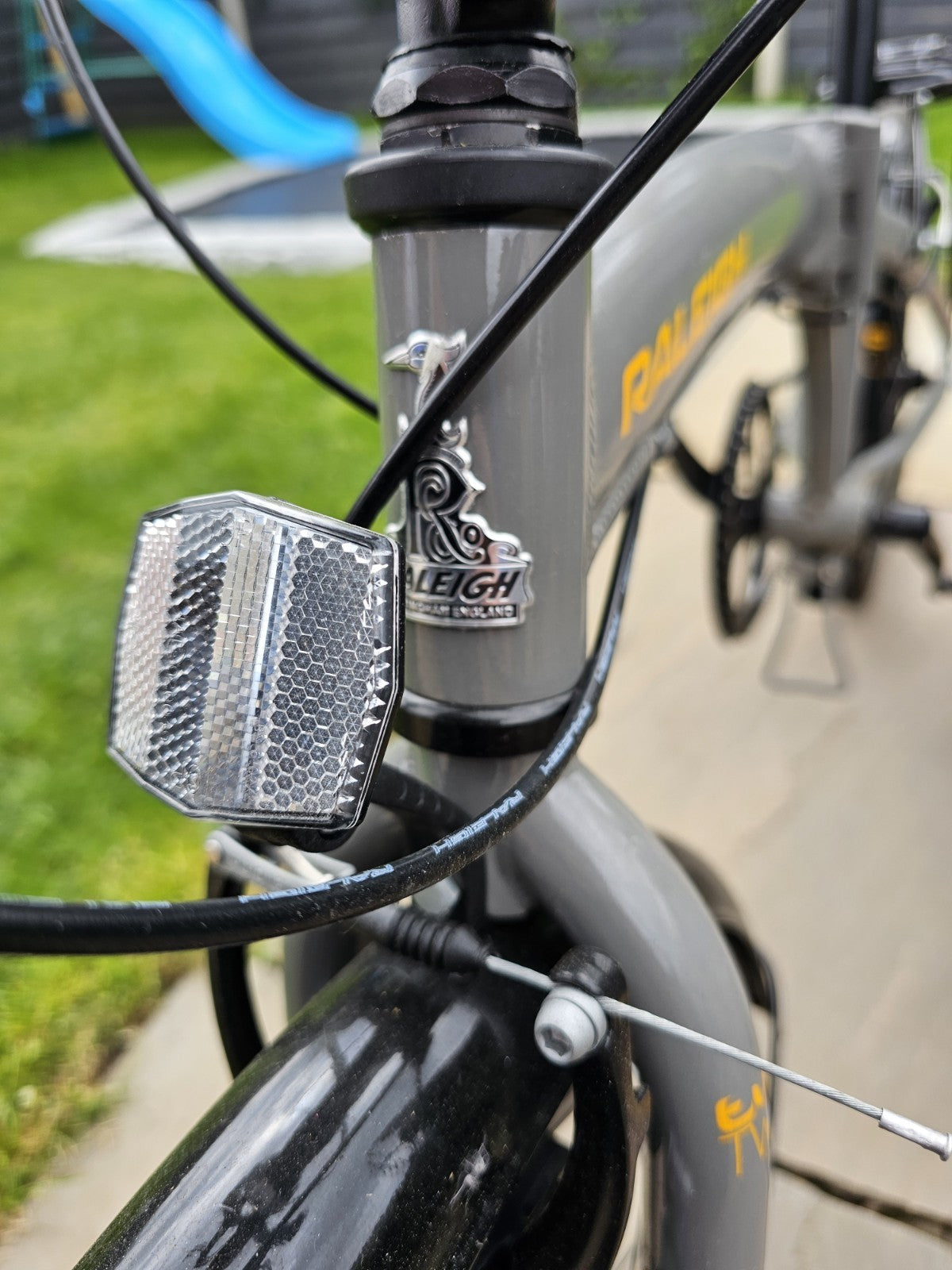 Raleigh Two Two Folding Bike 20" Aluminium Frame, 7-Speed Rear Rack Stand