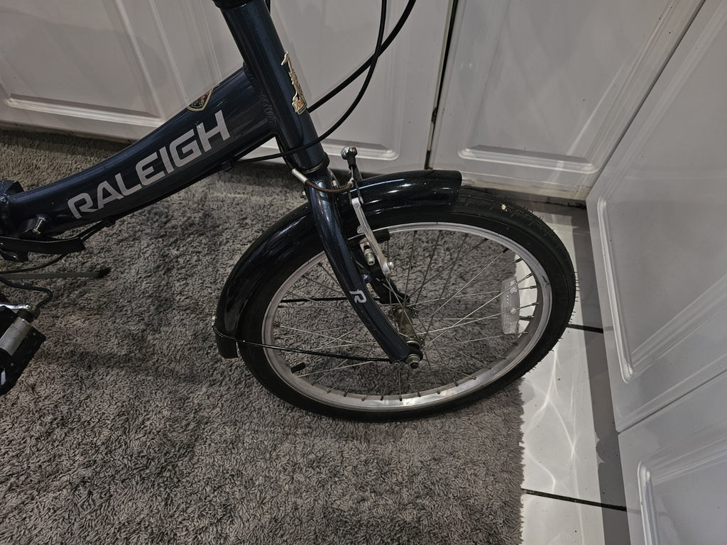 Lightweight Aluminium Raleigh Swift Folding Bike is in good condition
