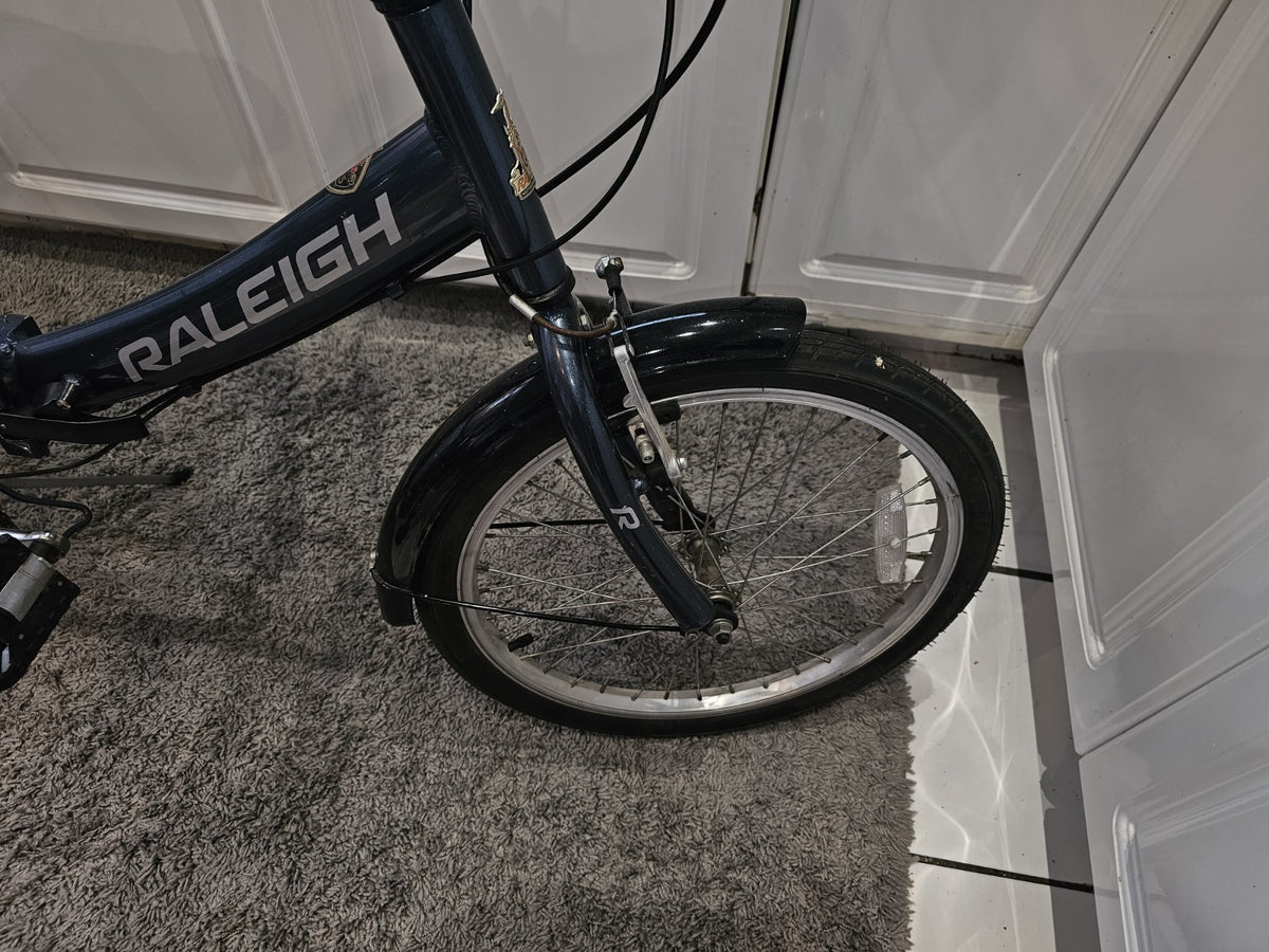 Lightweight Aluminium Raleigh Swift Folding Bike is in good condition