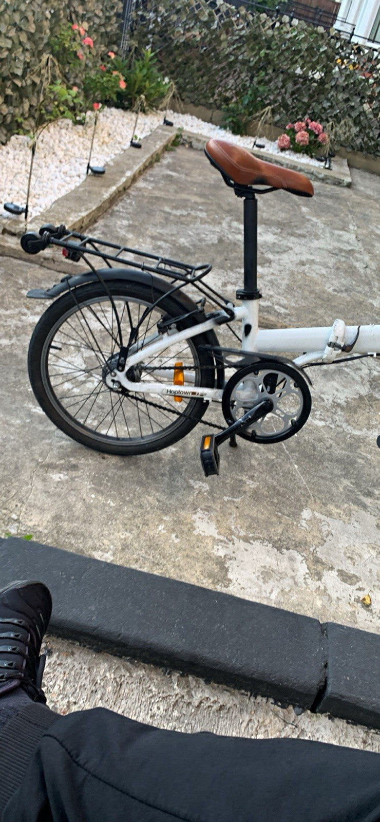 B'Twin Hoptown 7 20in Folding Bike 7-Speed White Rack Mudguards Kickstand