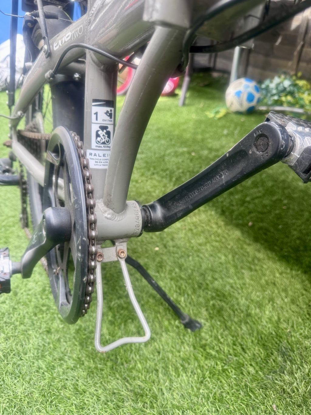 Raleigh Evo Two Folding Bike 20" Aluminium Frame, 7-Speed Rear Rack Stand