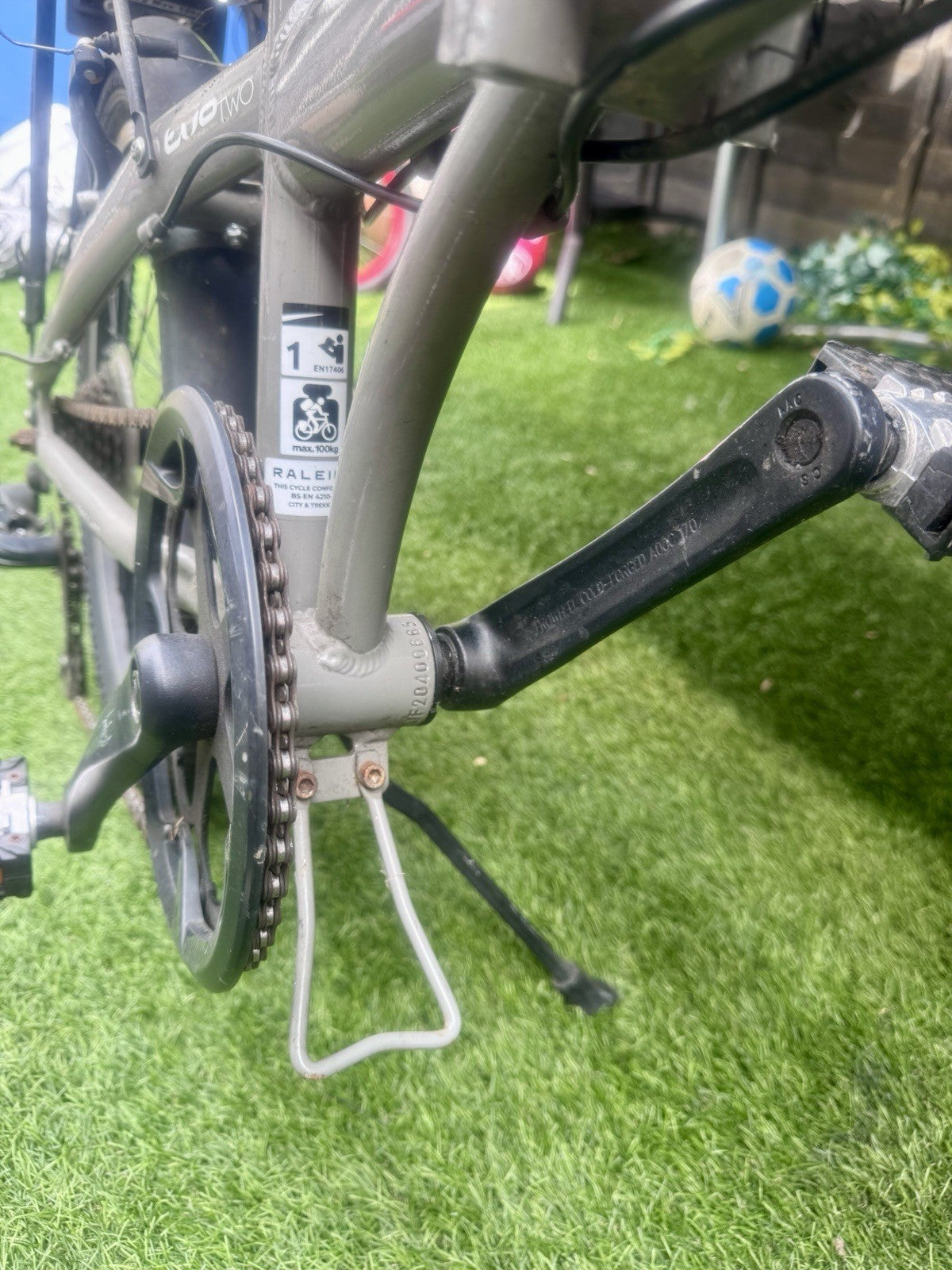 Raleigh Evo Two Folding Bike 20" Aluminium Frame, 7-Speed Rear Rack Stand