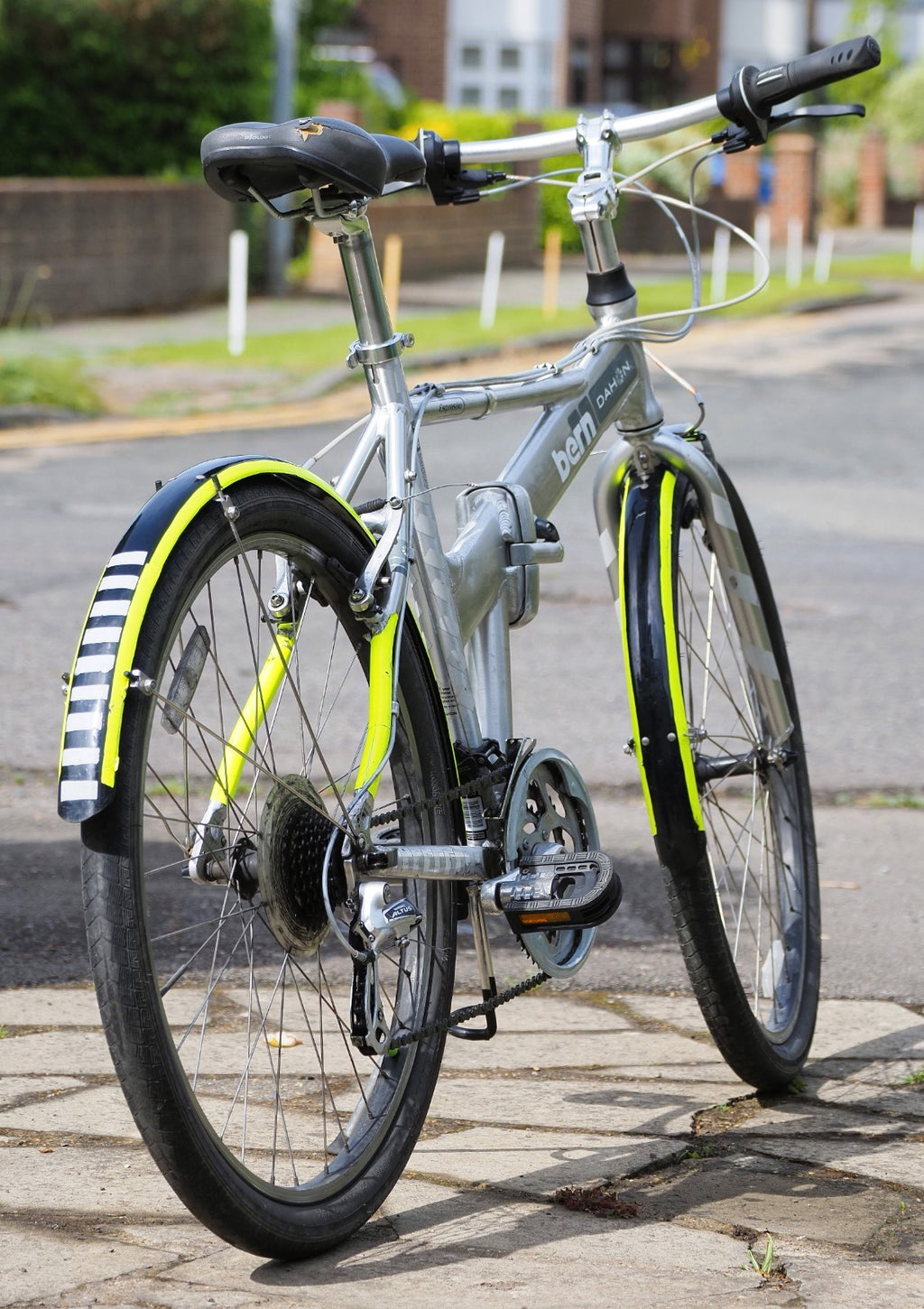Dahon Espresso Folding Bike: 26" Wheels, mudguards,  Hi-Viz extras