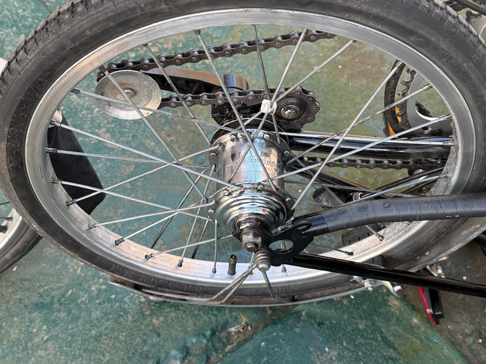 2 Bromptons. 1 x   Navy 6 Speed DYNAMO Light 1 x cream 5 speed.