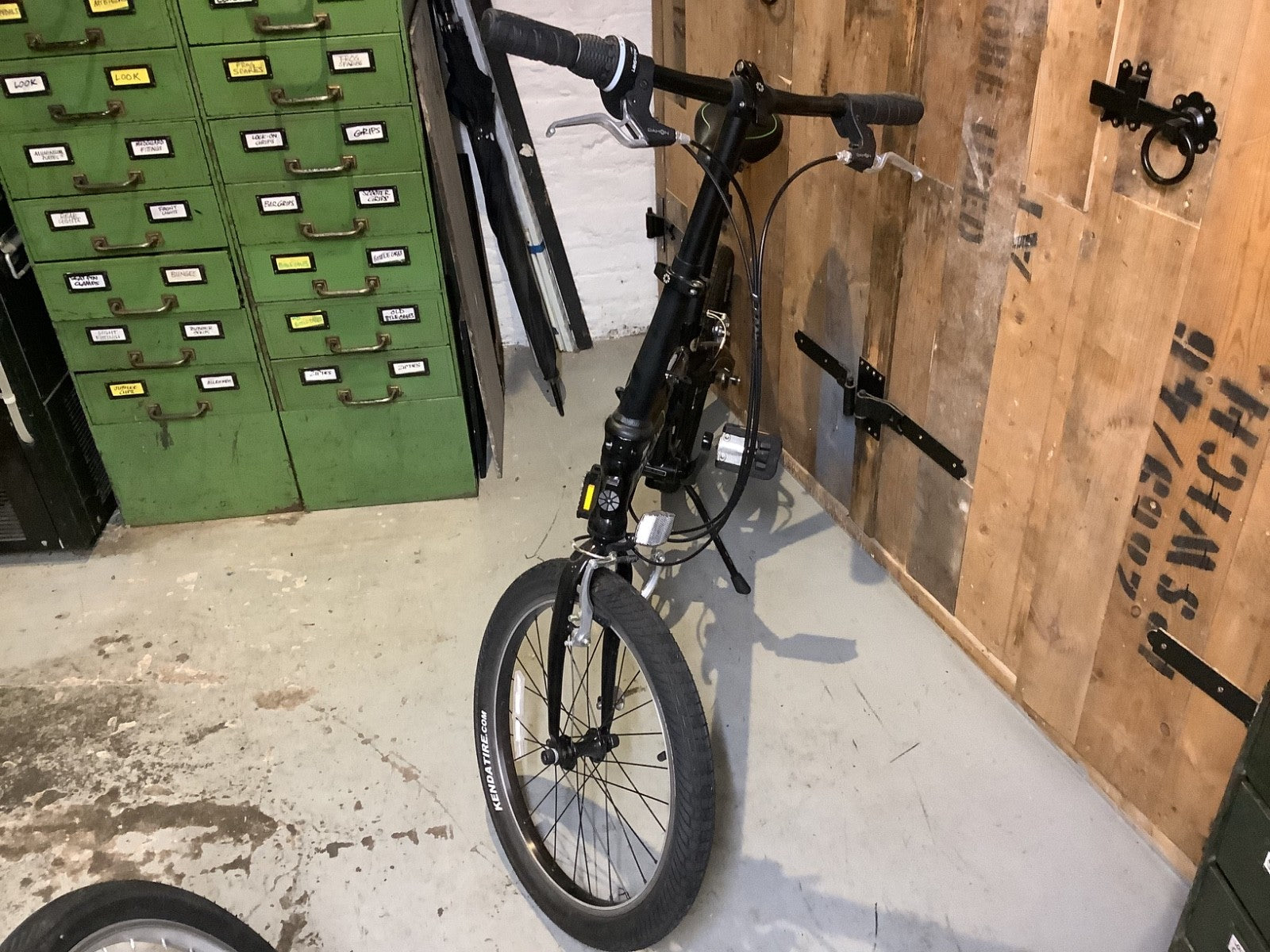 Dahon Vybe City Folding Bike 7-Speed, black