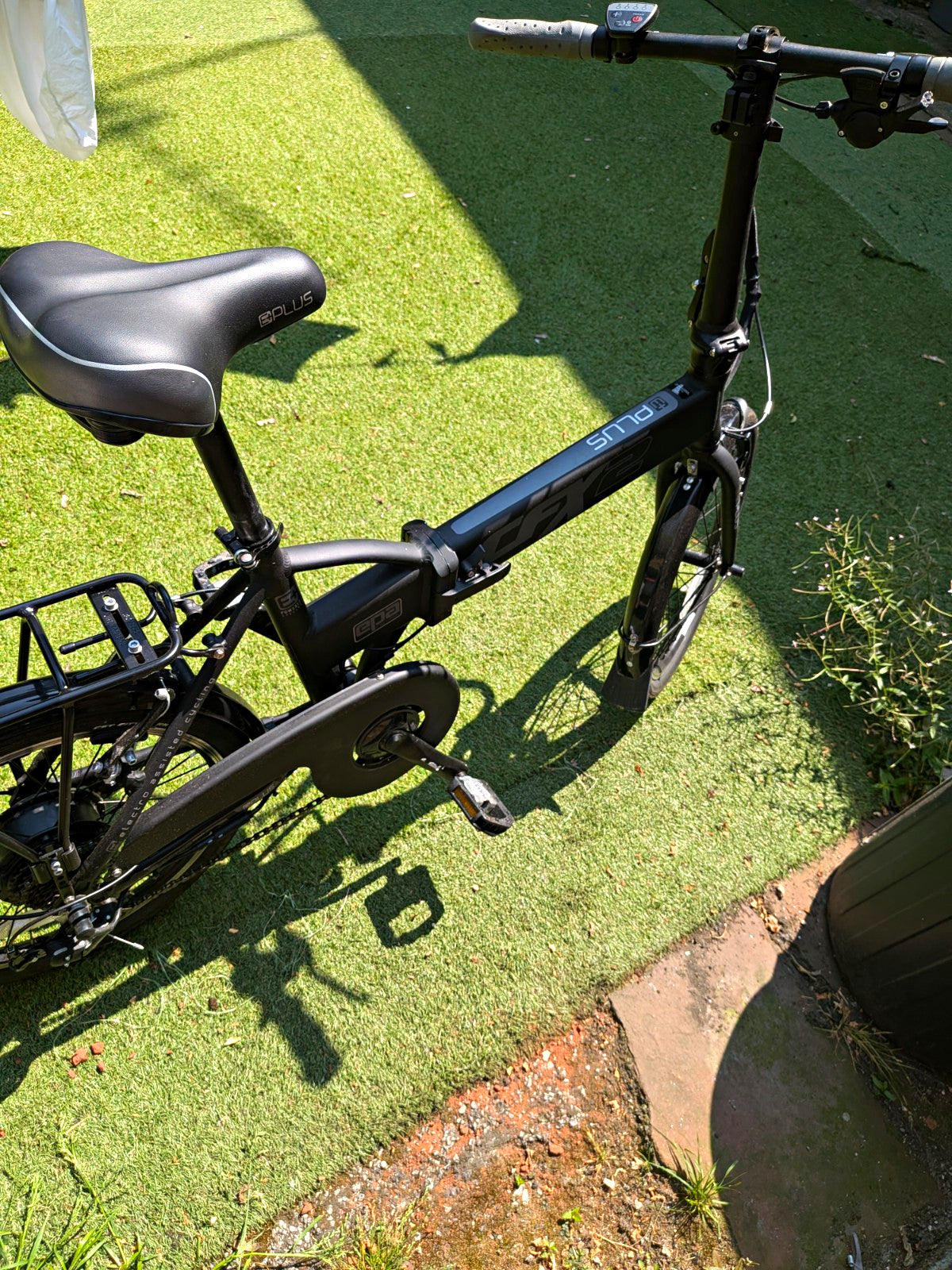 Folding Bike 20in Black Rear Rack Mudguards Kickstand Adjustable Seat.