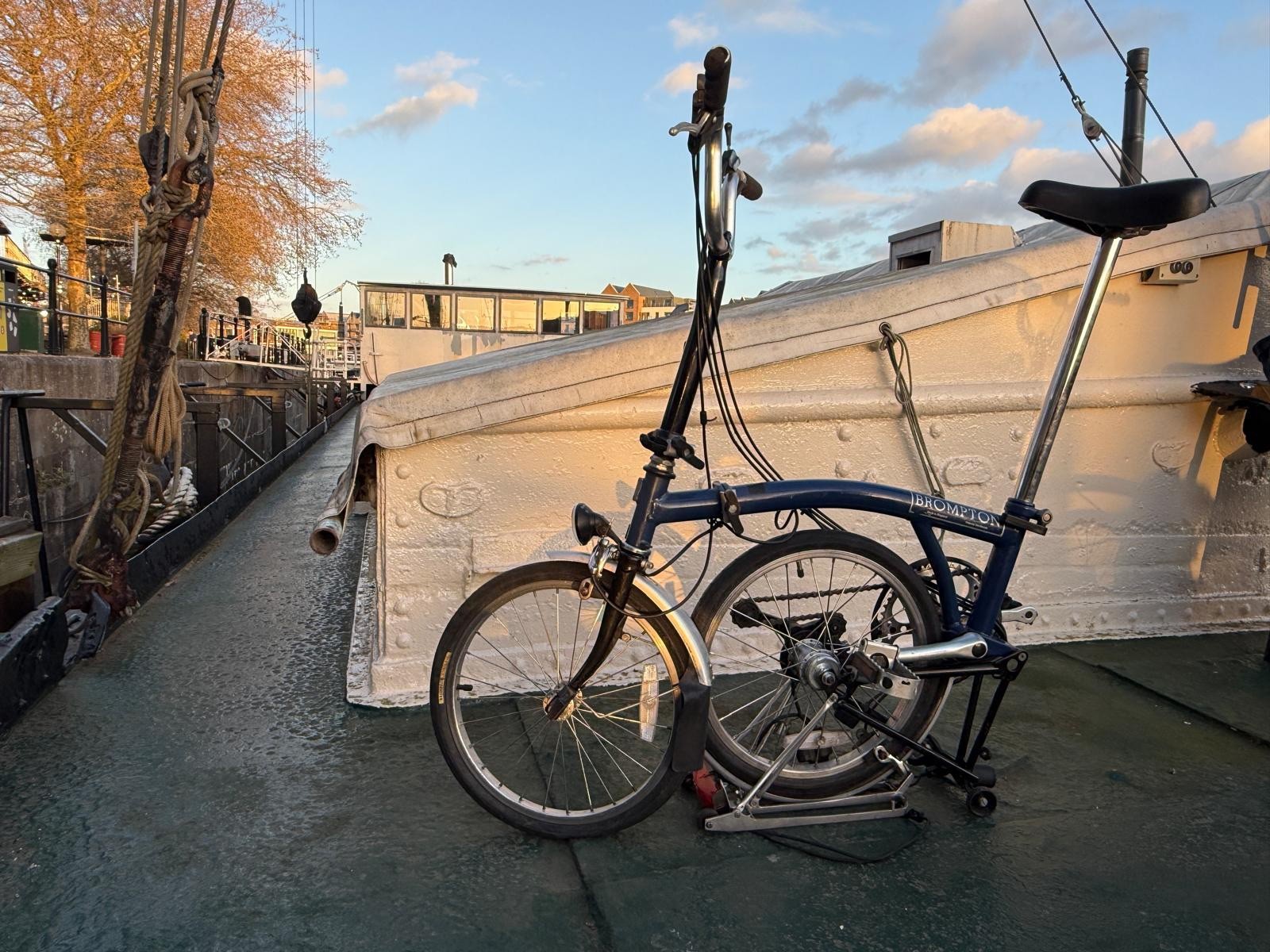 2 Bromptons. 1 x   Navy 6 Speed DYNAMO Light 1 x cream 5 speed.