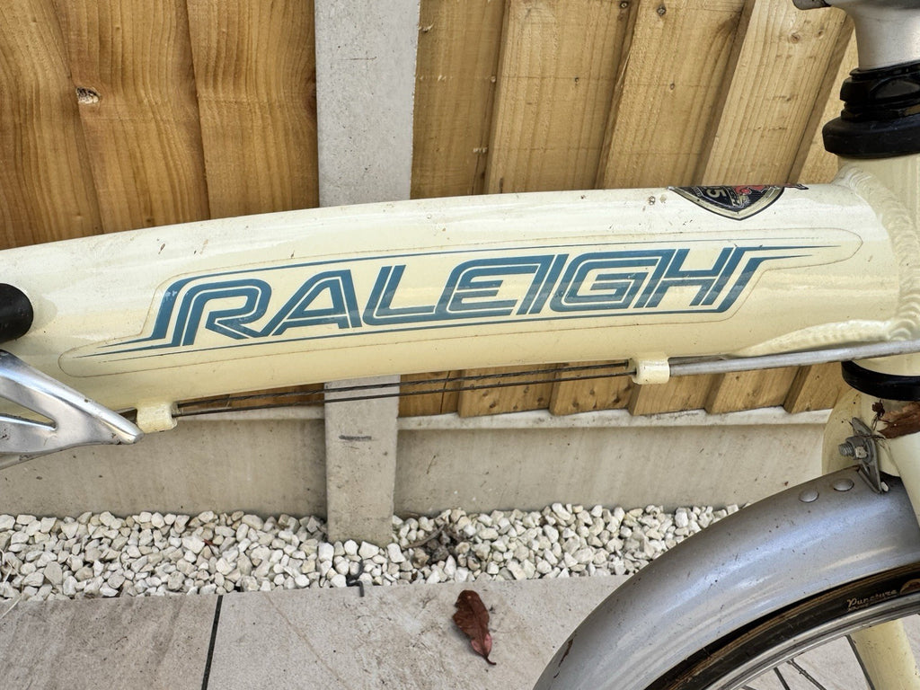 Raleigh Stow Away 7 20in Folding Bike Cream/Silver 7-Speed Rear Rack Mudguards