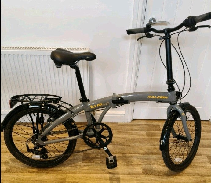 Raleigh Evo 2 is a folding bike featuring 7-speed Shimano gears and a grey frame