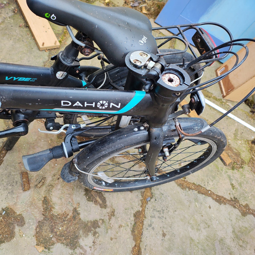Dahon Vybe 20 Inch Folding Bike ideal commuter bike with shelf
