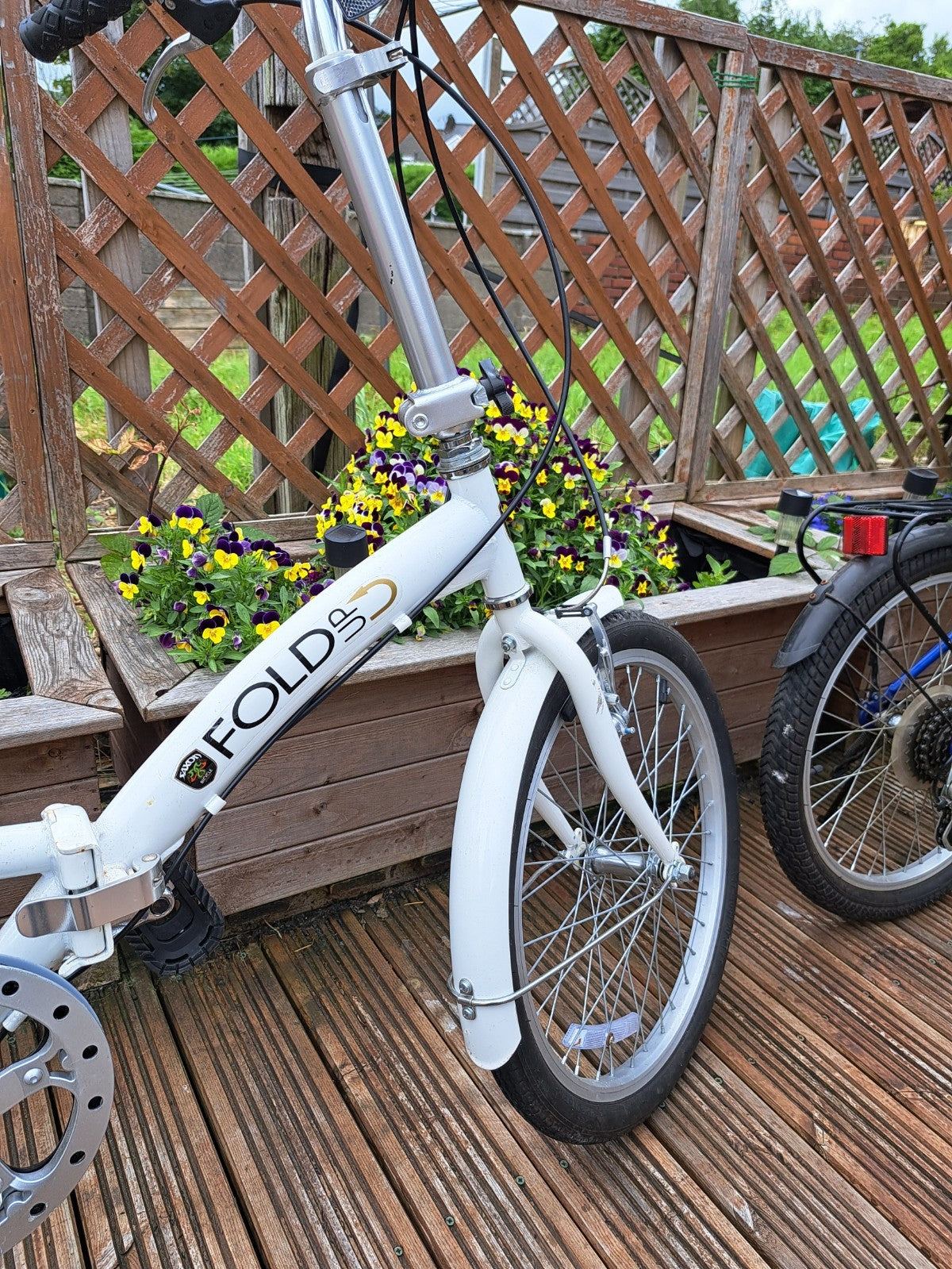 folding bicycle; 5 speed shimano gears, white, 20" wheels, good conditio