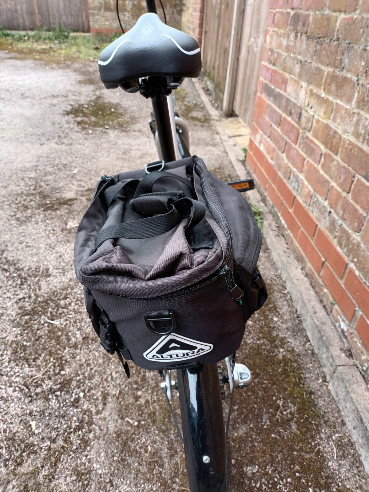 Dawes Diamond Folding Bike  with Pannier Bag. Excellent Condition