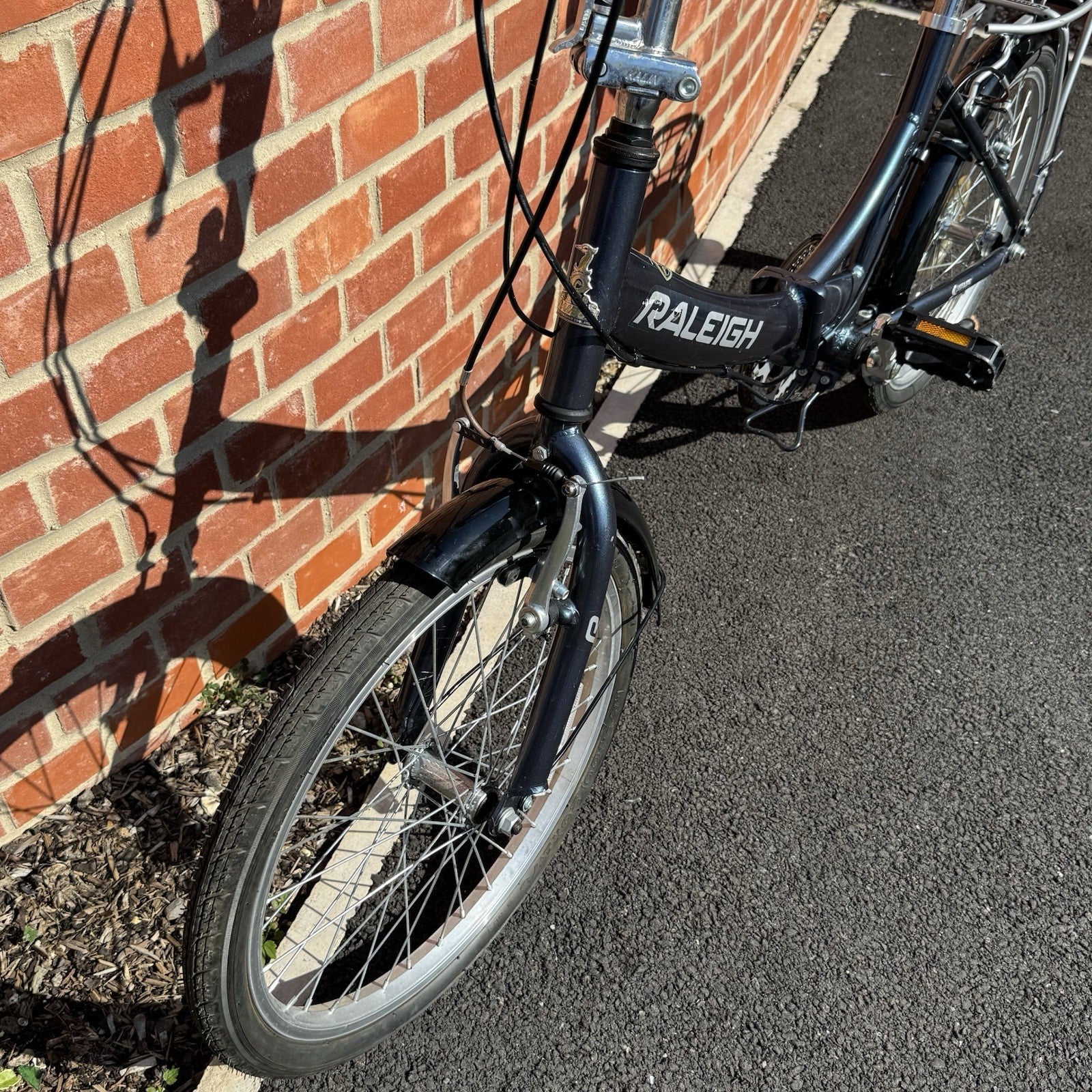 Raleigh Swift Aluminium Folding Bike Adults Compact 20” Wheels with Rack, Gears