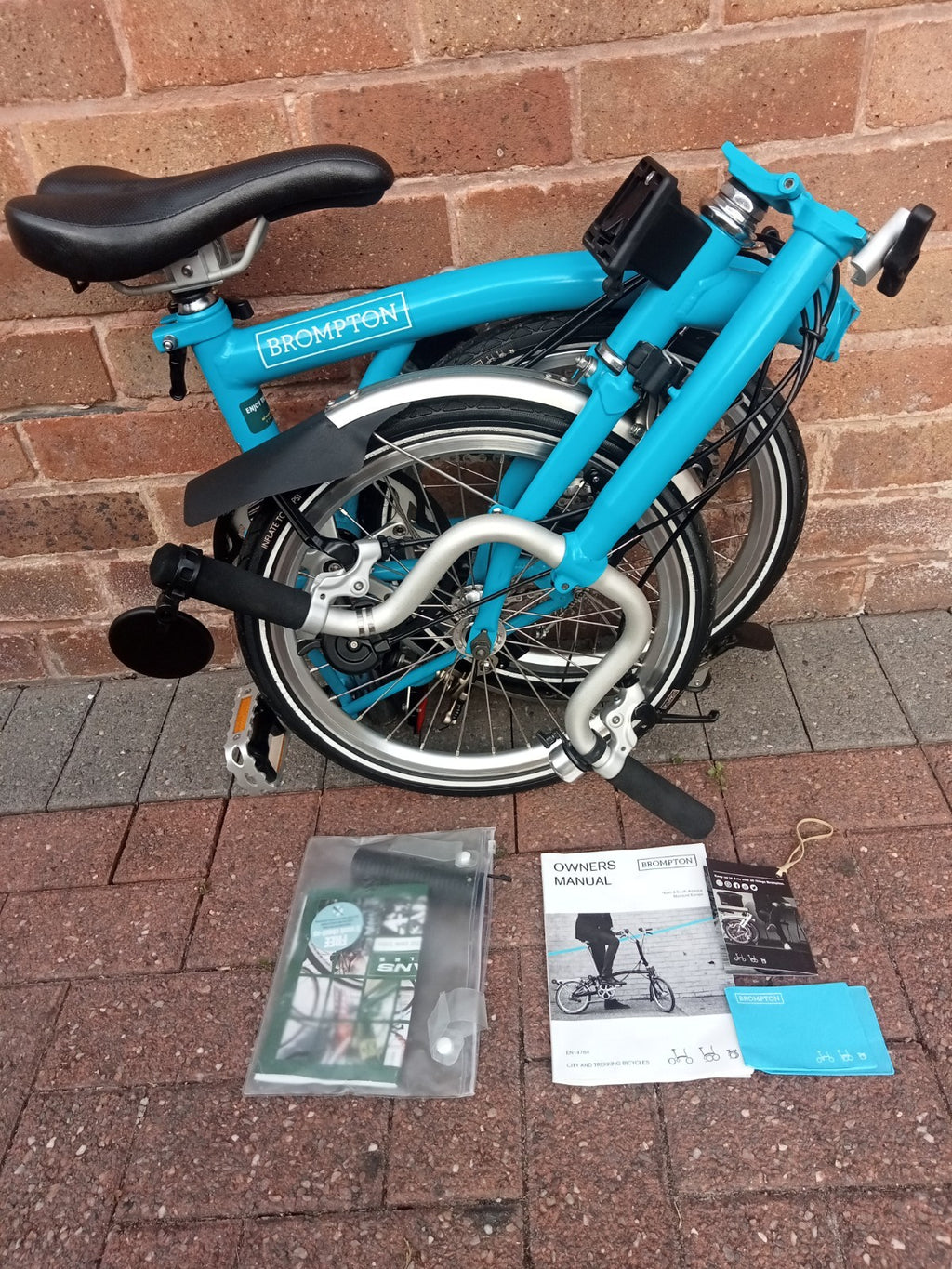 BROMPTON M3L  3 SPEED FOLDING CYCLE HARDLY USED LAGOON BLUE. NEAR MINT CONDITION