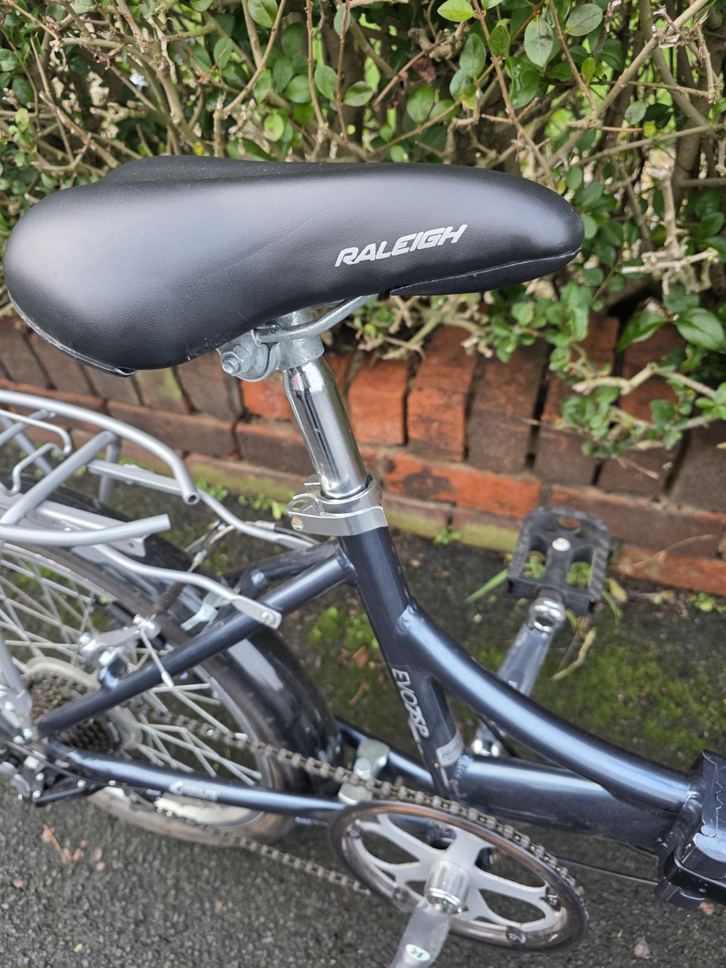 Lightweight Aluminium Raleigh Evo7SP Folding Bike is Ex Display New