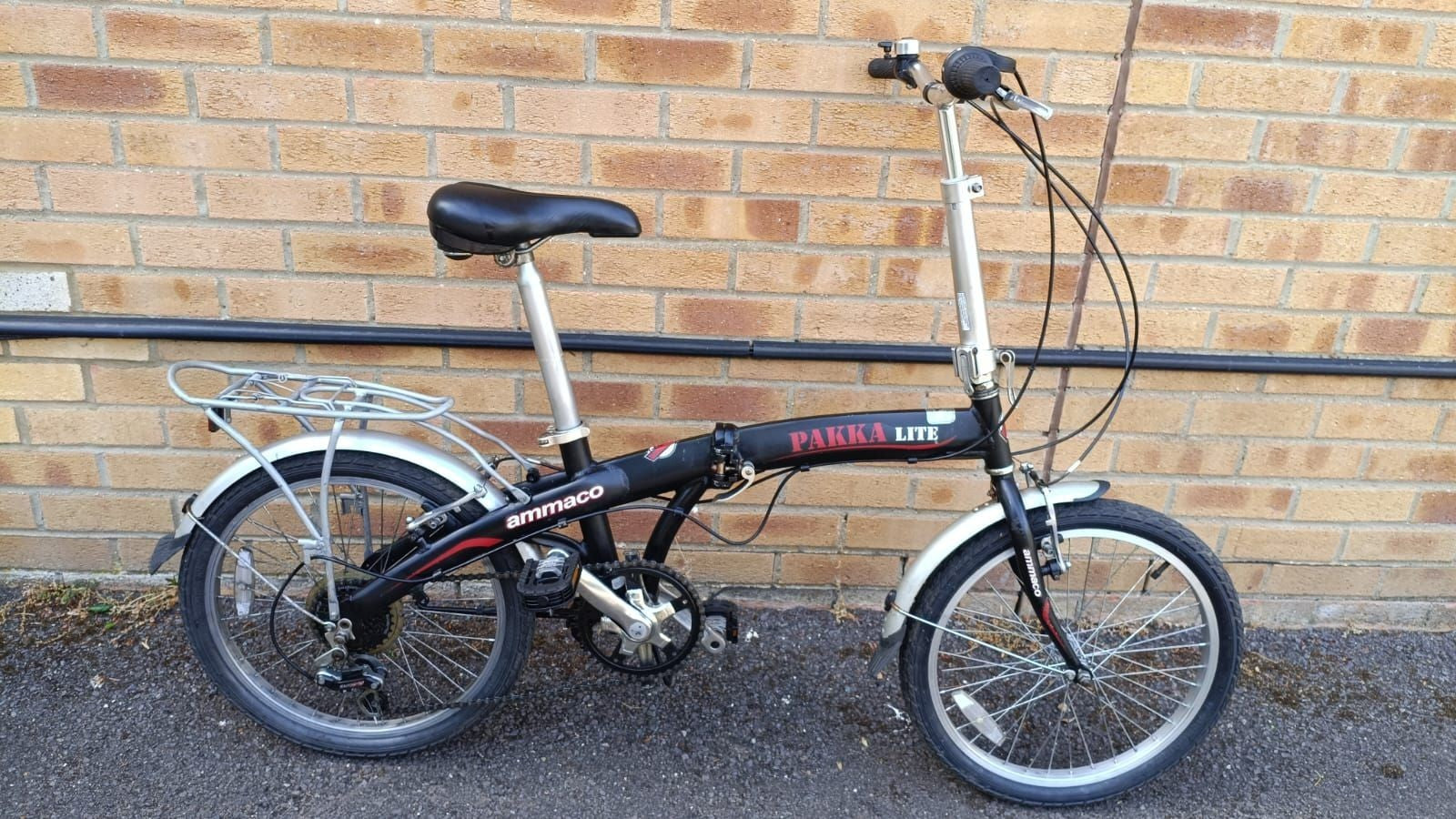 Aluminium Ammaco Pakka Lite folding bike in good condition with a comfort saddle