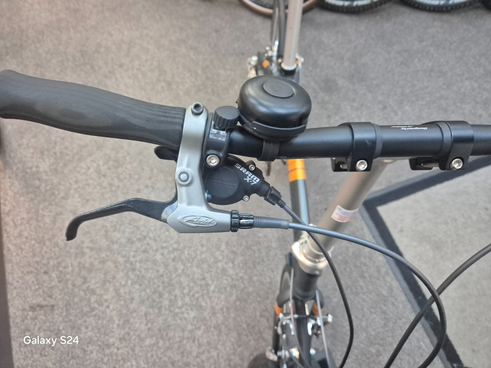 DAHON FOLING BIKE. VERY LIGHT, WITH CARRY BAG - Like Brompton