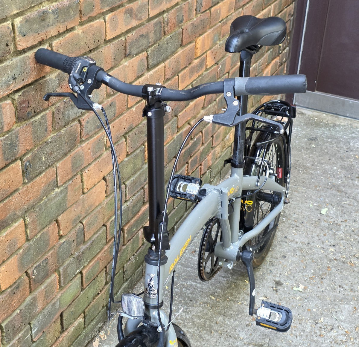 RALEIGH EVO TWO FOLD UP BIKE (20" WHEELS)