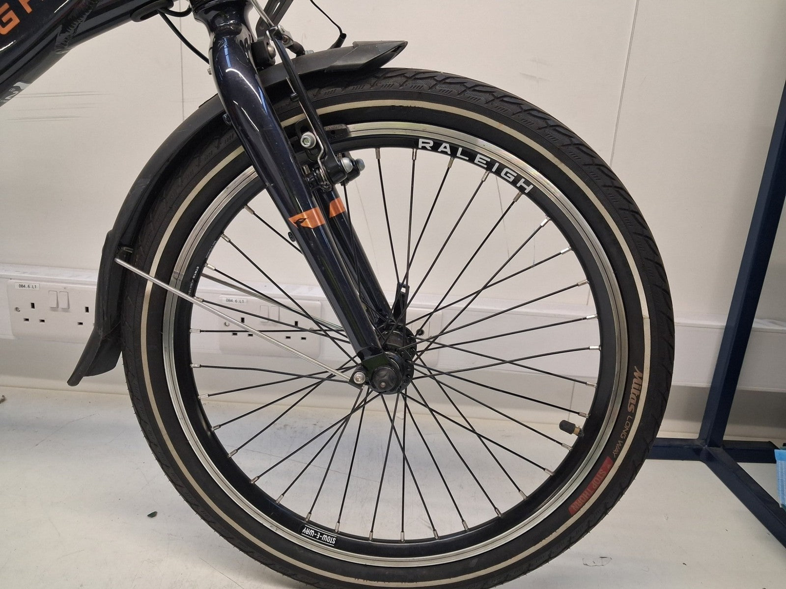 Raleigh Stow--E--Way Folding 7-Speed 20" Wheel Alloy Bike - Blue (Scratches)