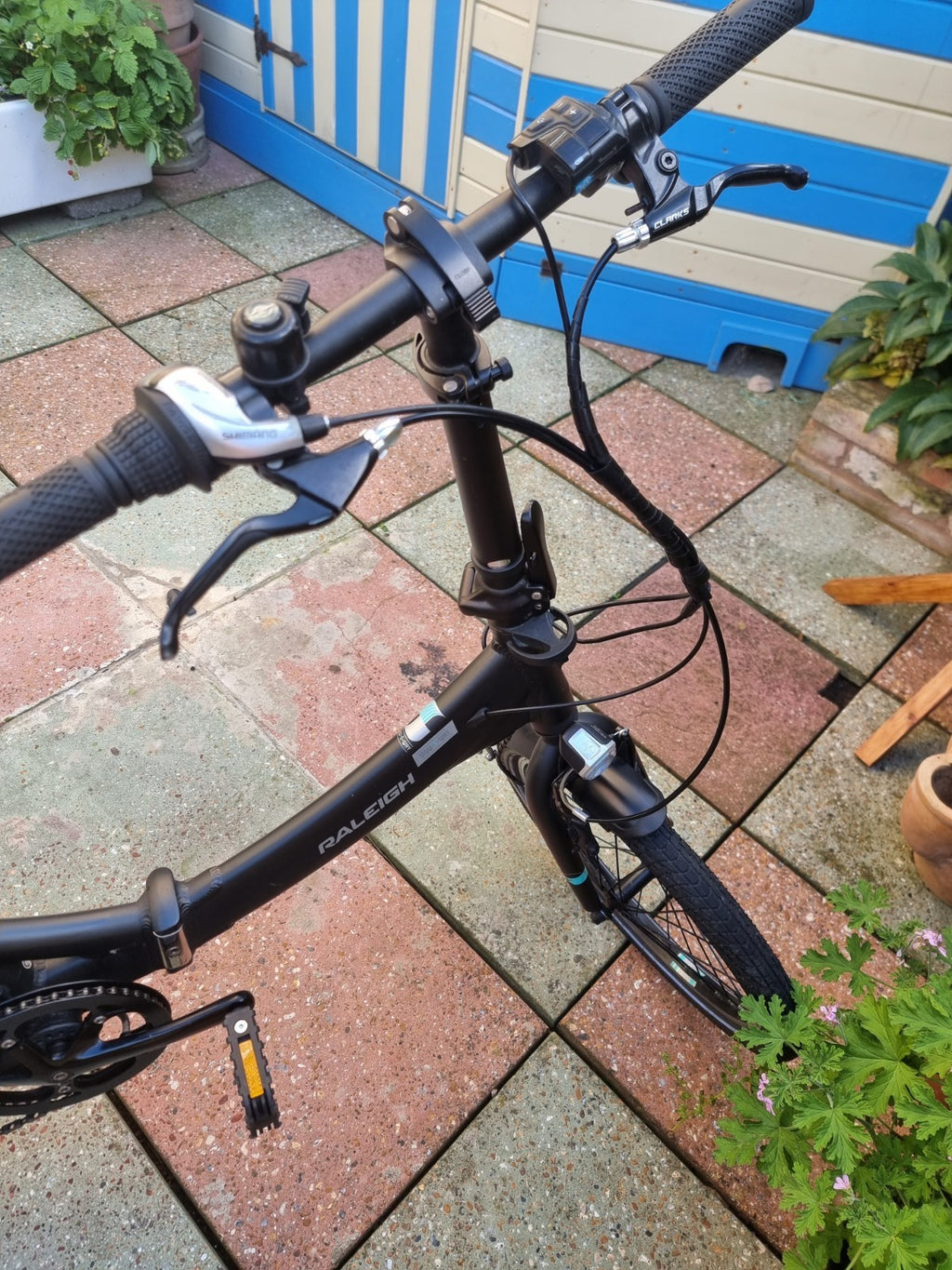 Raleigh Stow--E--Way Compact 8-Speed Folding Bike - Black