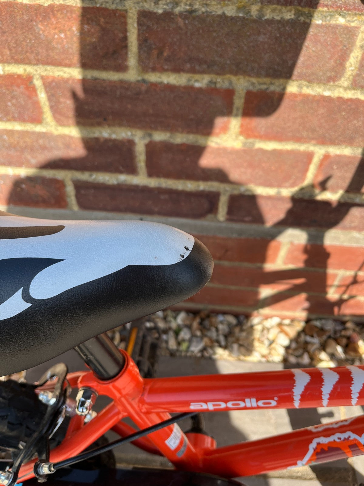 Apollo Claws 14" bike. Clean condition + folding stabilisers!