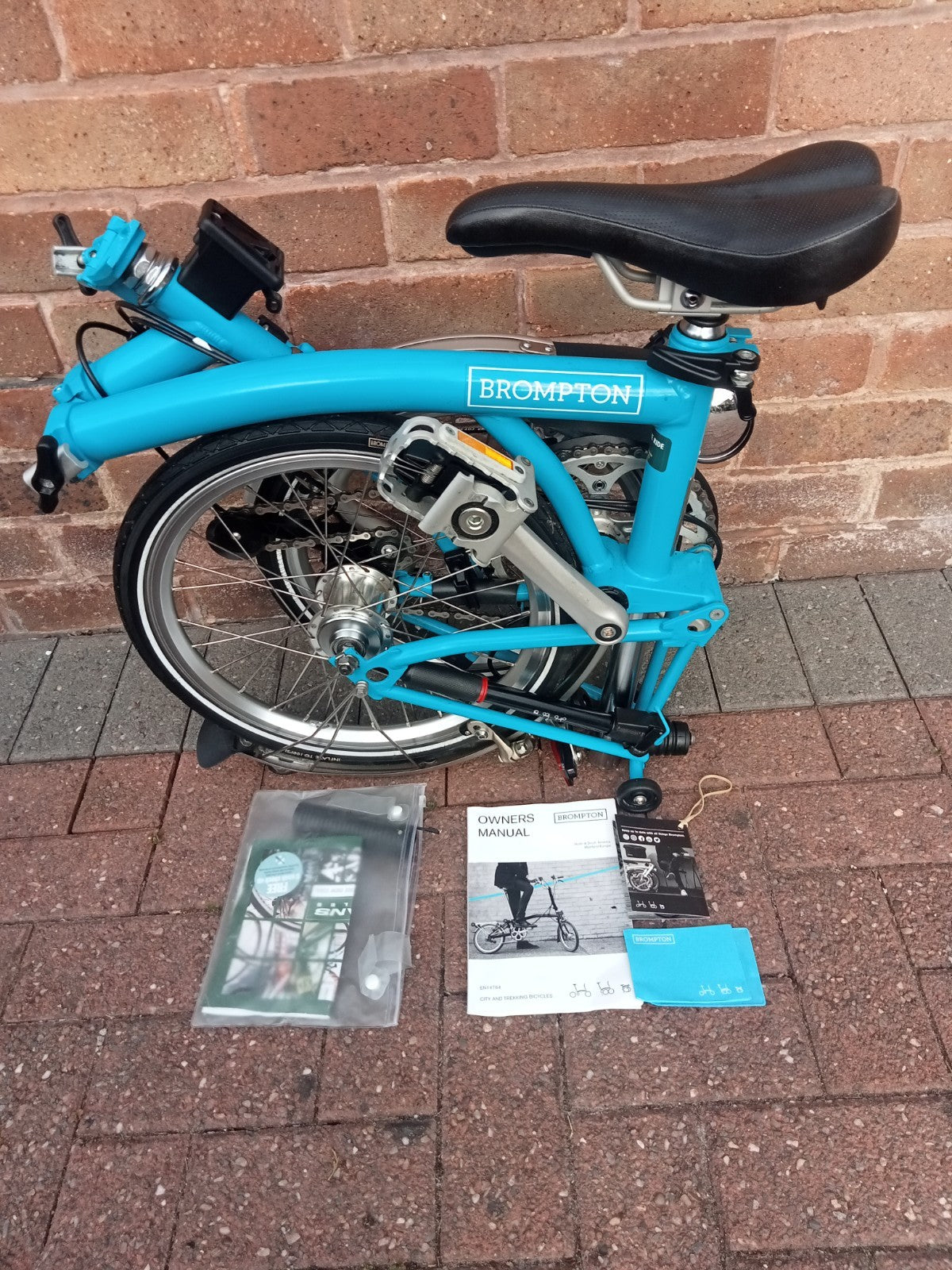 BROMPTON M3L  3 SPEED FOLDING CYCLE HARDLY USED LAGOON BLUE. NEAR MINT CONDITION