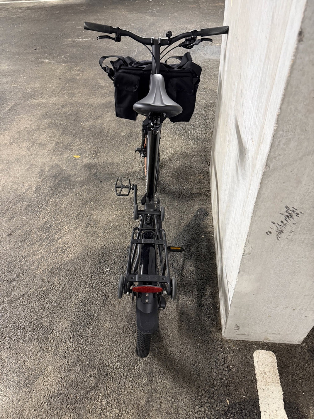 Brompton G Line 8-Speed Folding Bike Large – Space Black + Metro Messenger Bag