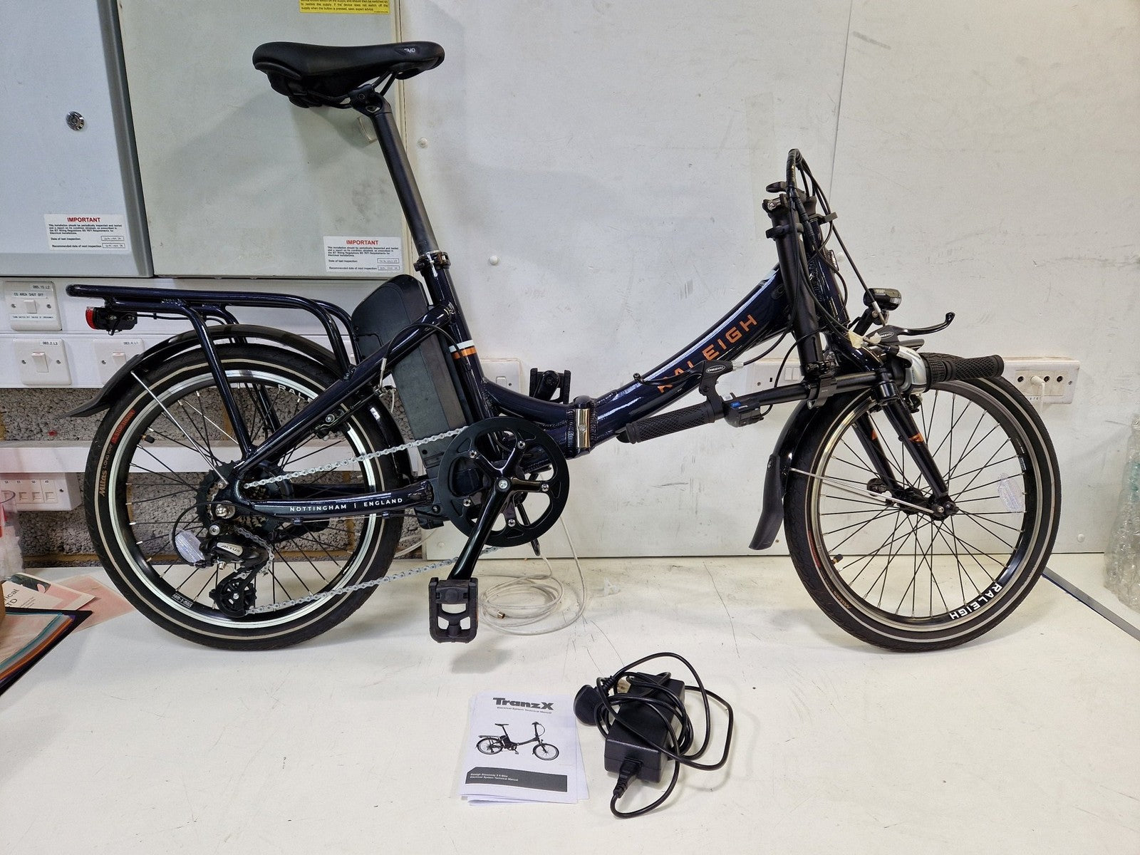 Raleigh Stow--E--Way Folding 7-Speed 20" Wheel Alloy Bike - Blue {Scratched}